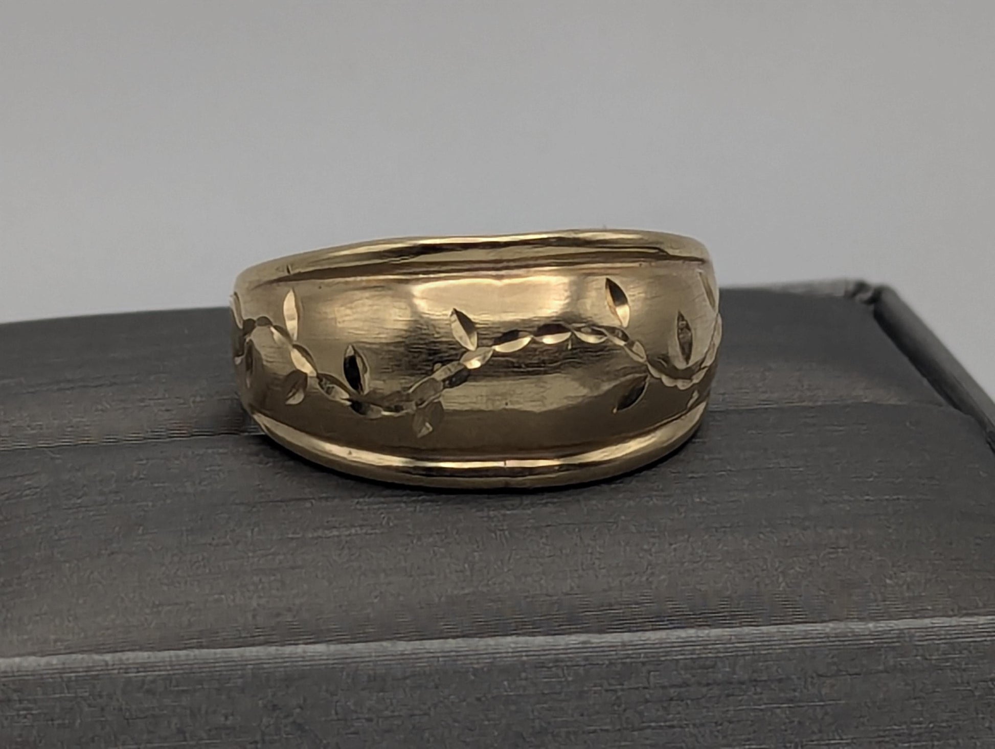 10k Gold Dome Style Vine Wedding Anniversary Wide Band Cocktail ring