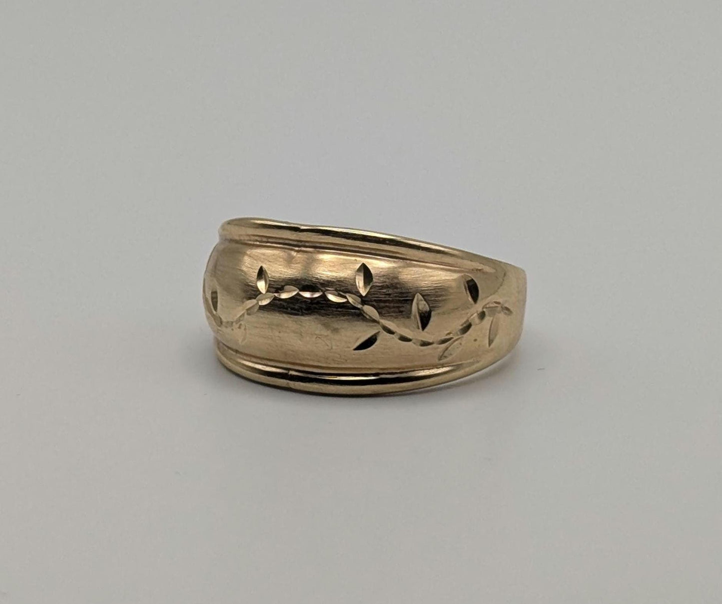 10k Gold Dome Style Vine Wedding Anniversary Wide Band Cocktail ring