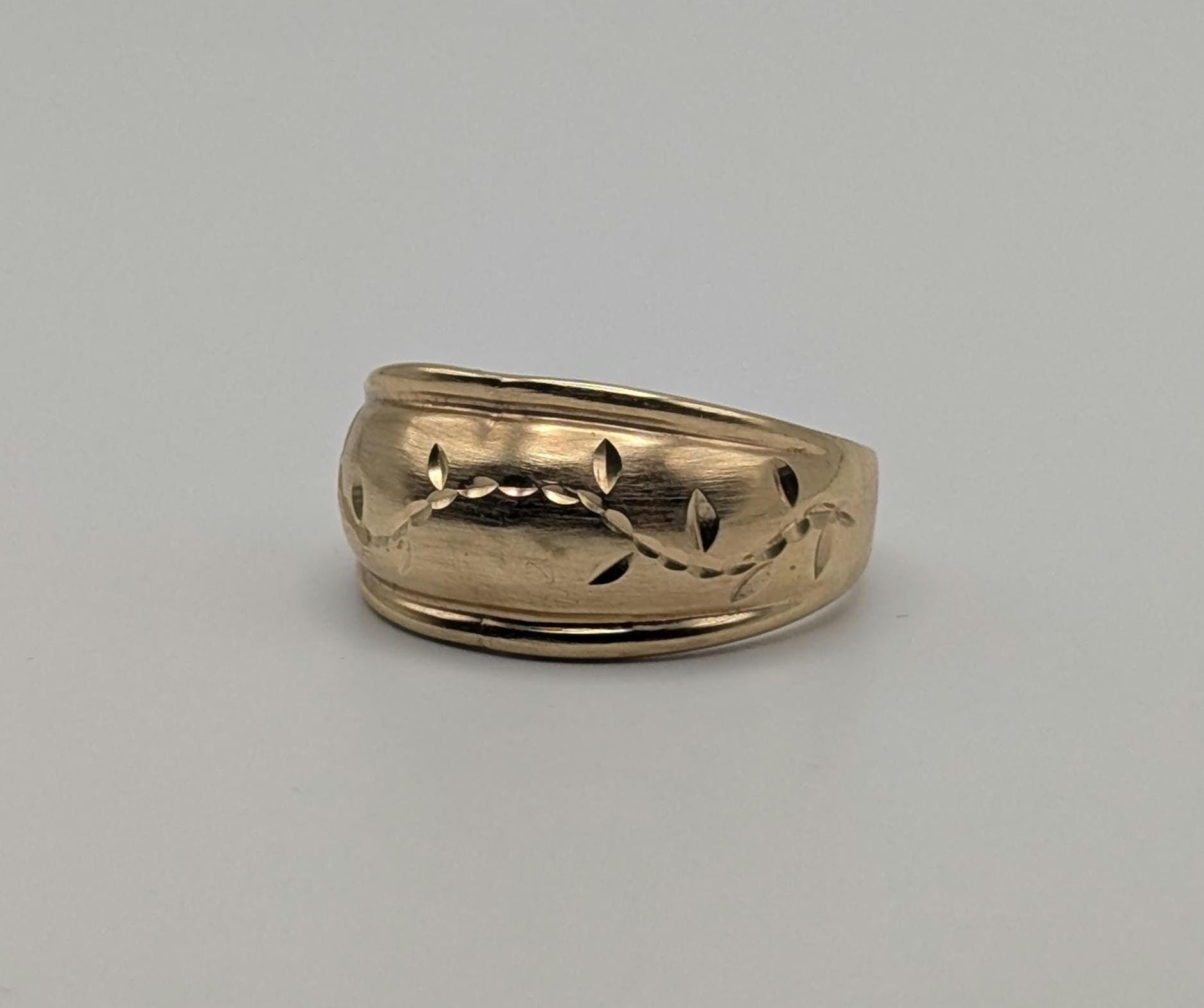 10k Gold Dome Style Vine Wedding Anniversary Wide Band Cocktail ring