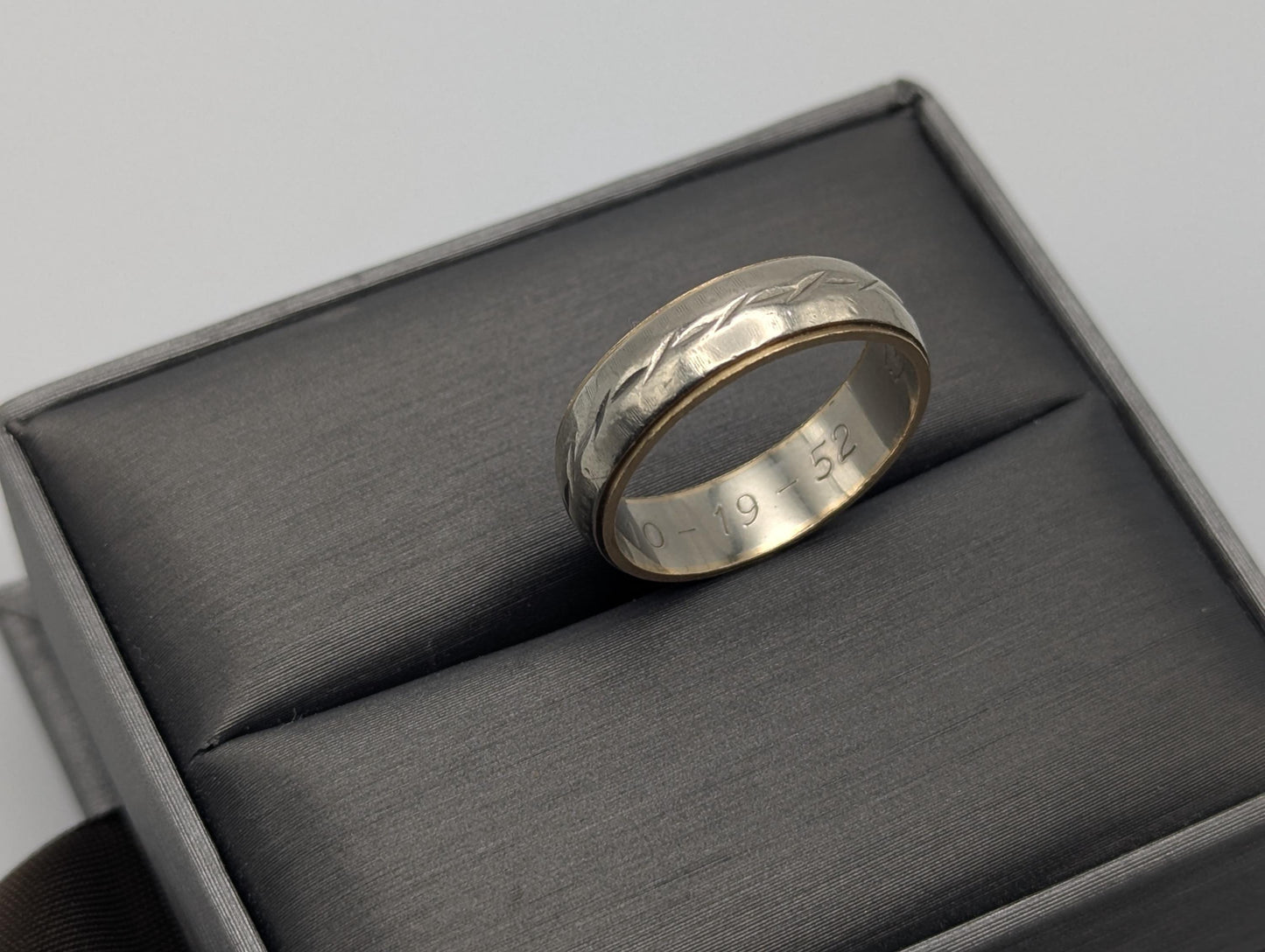 14k Heavy 5.1 gr Two-Tone Gold Barbwire Design Wedding Cigar Band Anniversary Ring