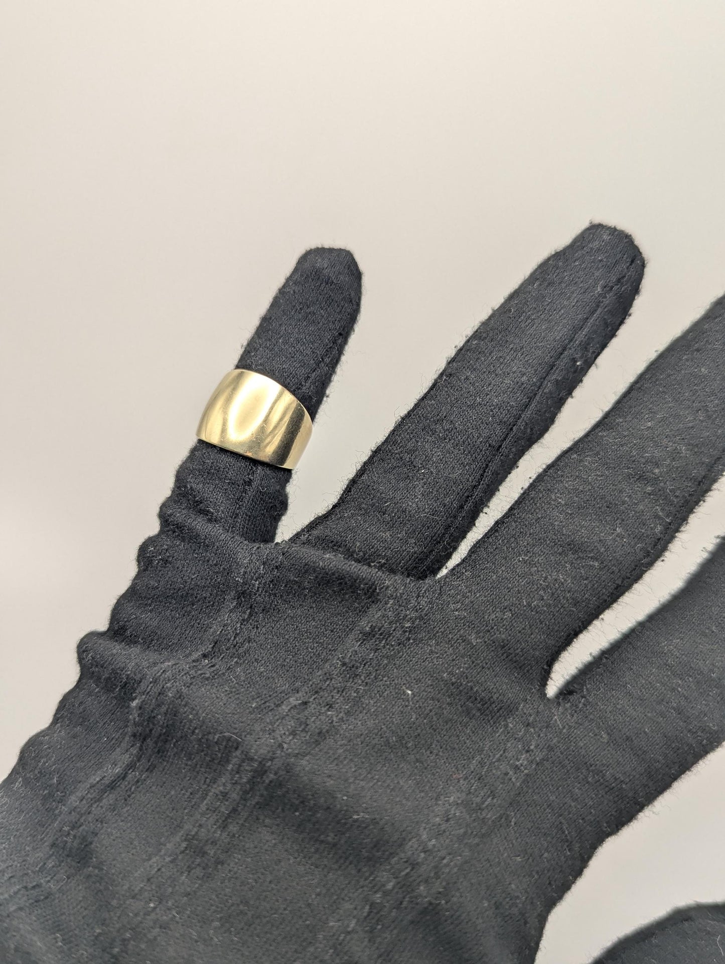 14k Yellow Gold HEAVY 8gr Dome Style Cocktail Ring. Solid Gold Dome Band.