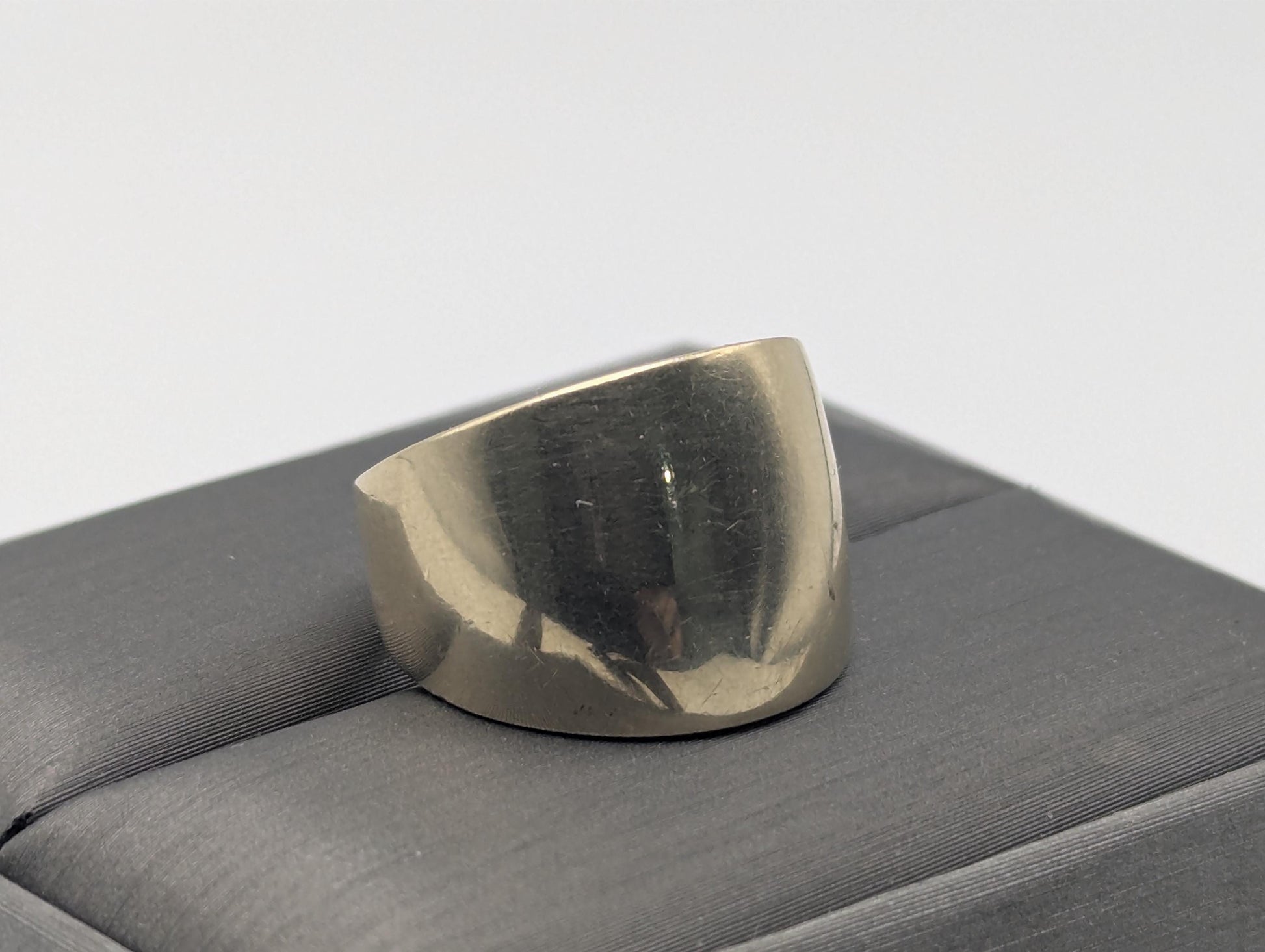 14k Yellow Gold HEAVY 8gr Dome Style Cocktail Ring. Solid Gold Dome Band.