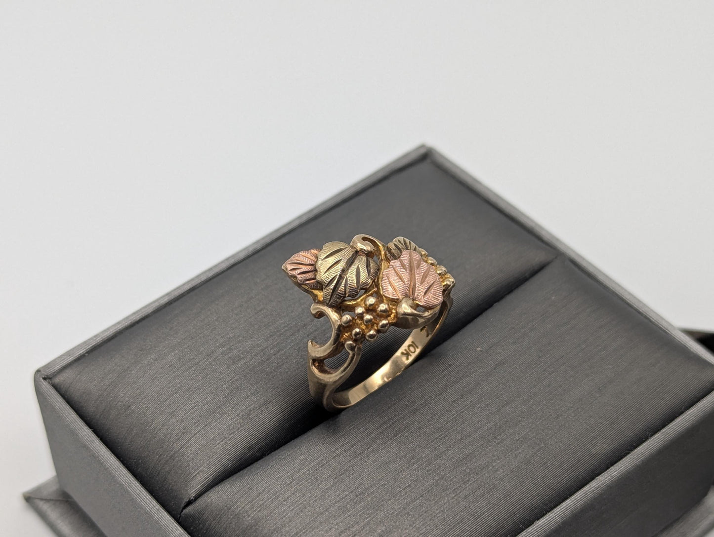 Vintage 10k 12k Black Hills Gold Leaf Multi-tone Gold Signet Statement Ring BHG