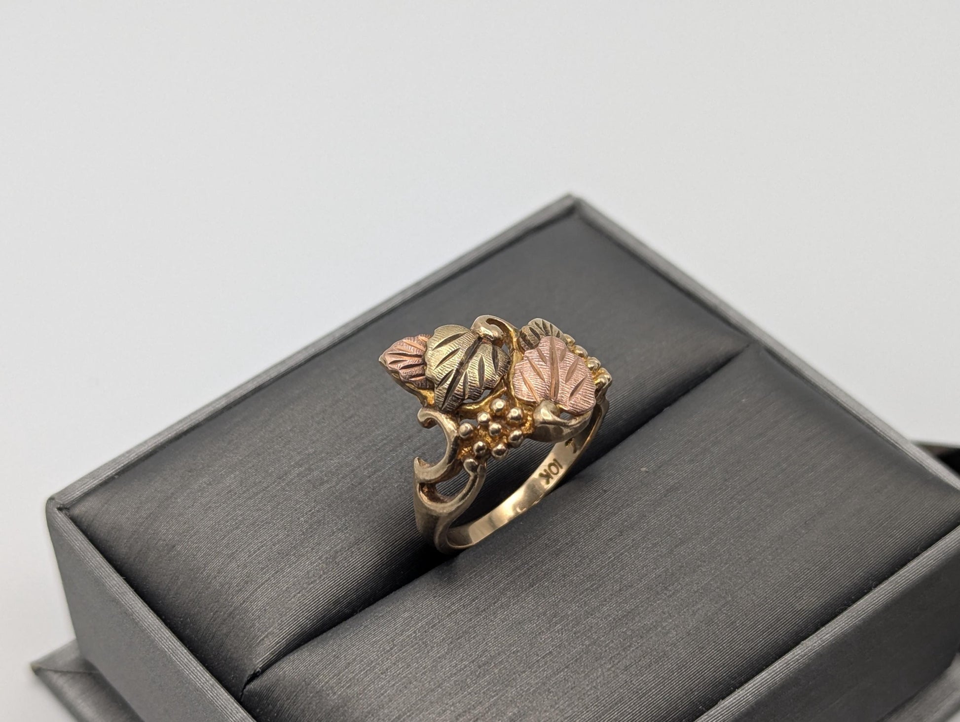 Vintage 10k 12k Black Hills Gold Leaf Multi-tone Gold Signet Statement Ring BHG