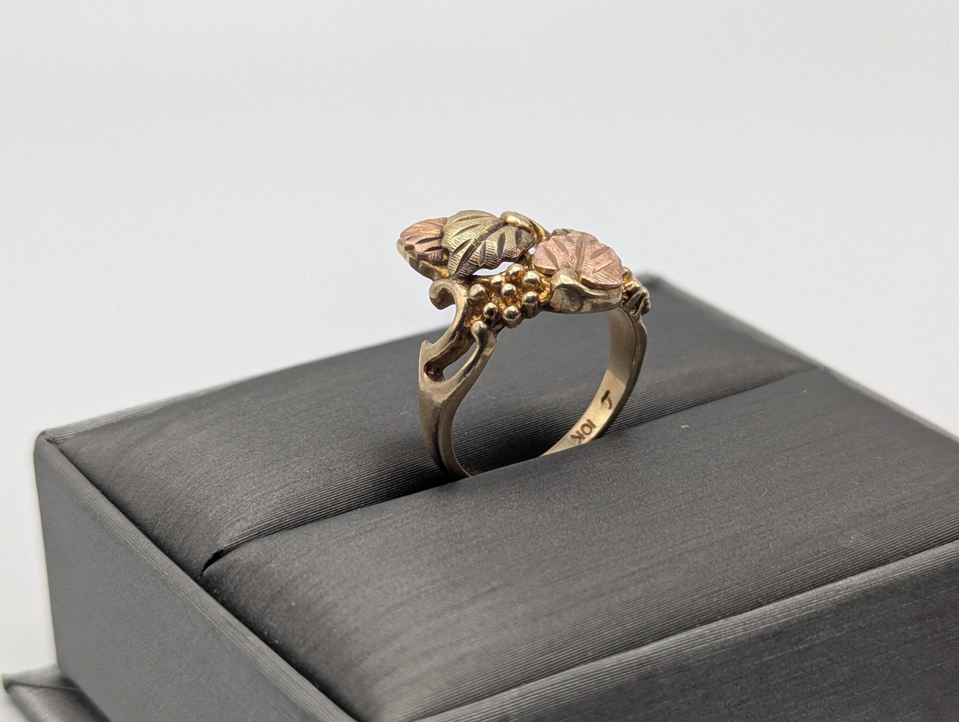 Vintage 10k 12k Black Hills Gold Leaf Multi-tone Gold Signet Statement Ring BHG