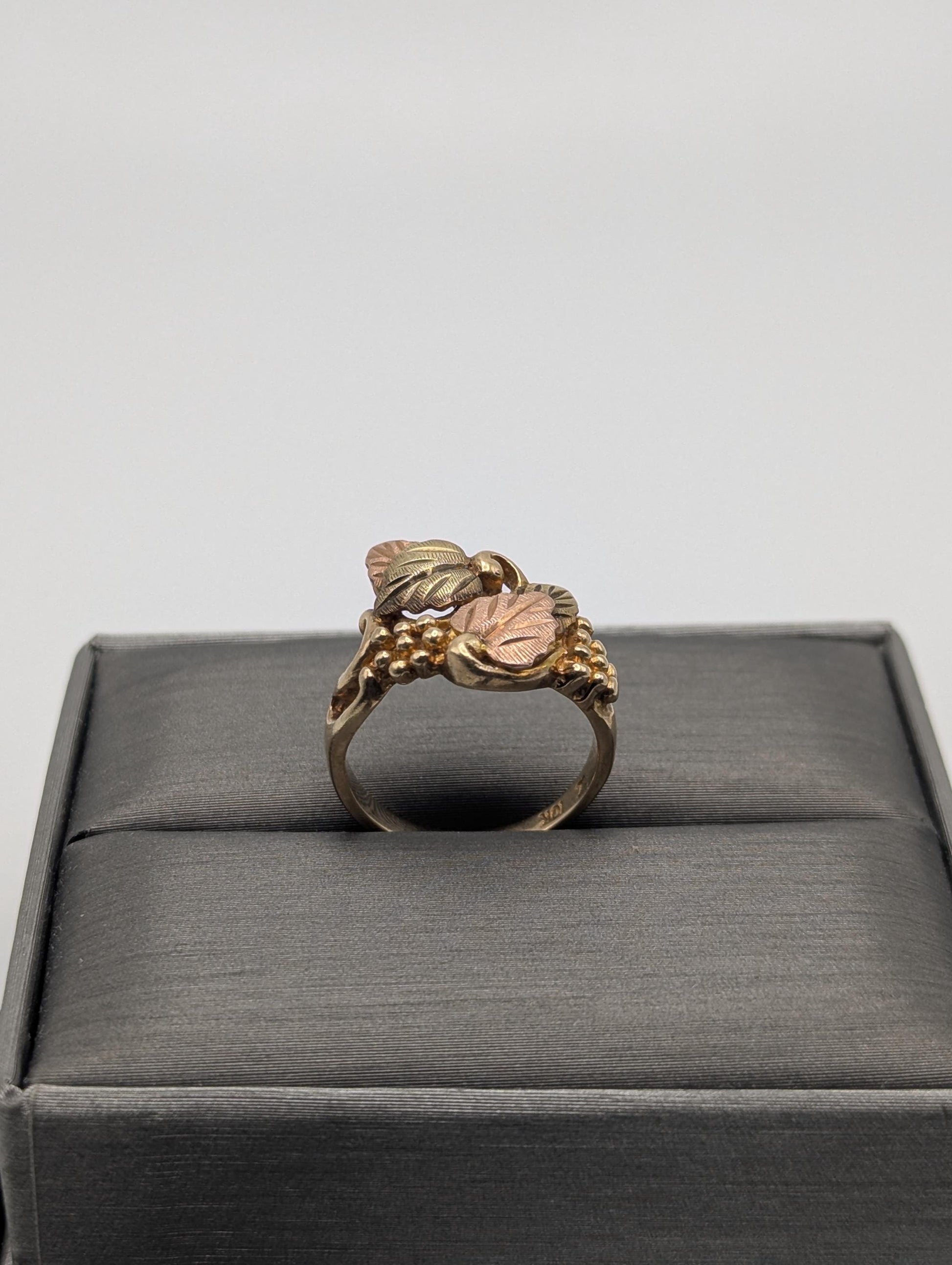 Vintage 10k 12k Black Hills Gold Leaf Multi-tone Gold Signet Statement Ring BHG