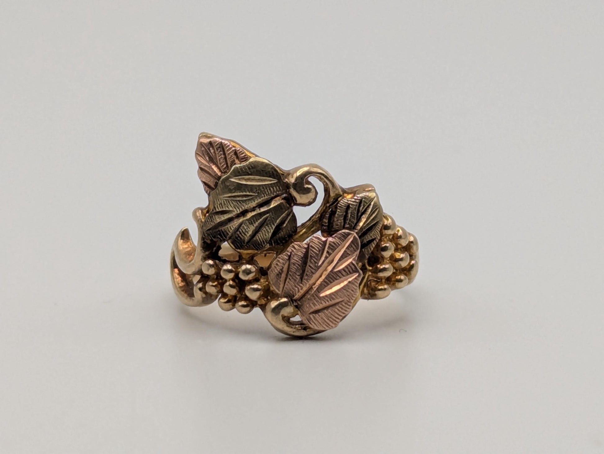 Vintage 10k 12k Black Hills Gold Leaf Multi-tone Gold Signet Statement Ring BHG