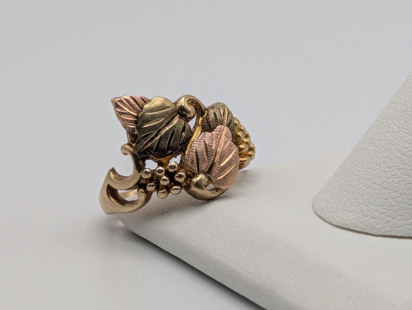 Vintage 10k 12k Black Hills Gold Leaf Multi-tone Gold Signet Statement Ring BHG