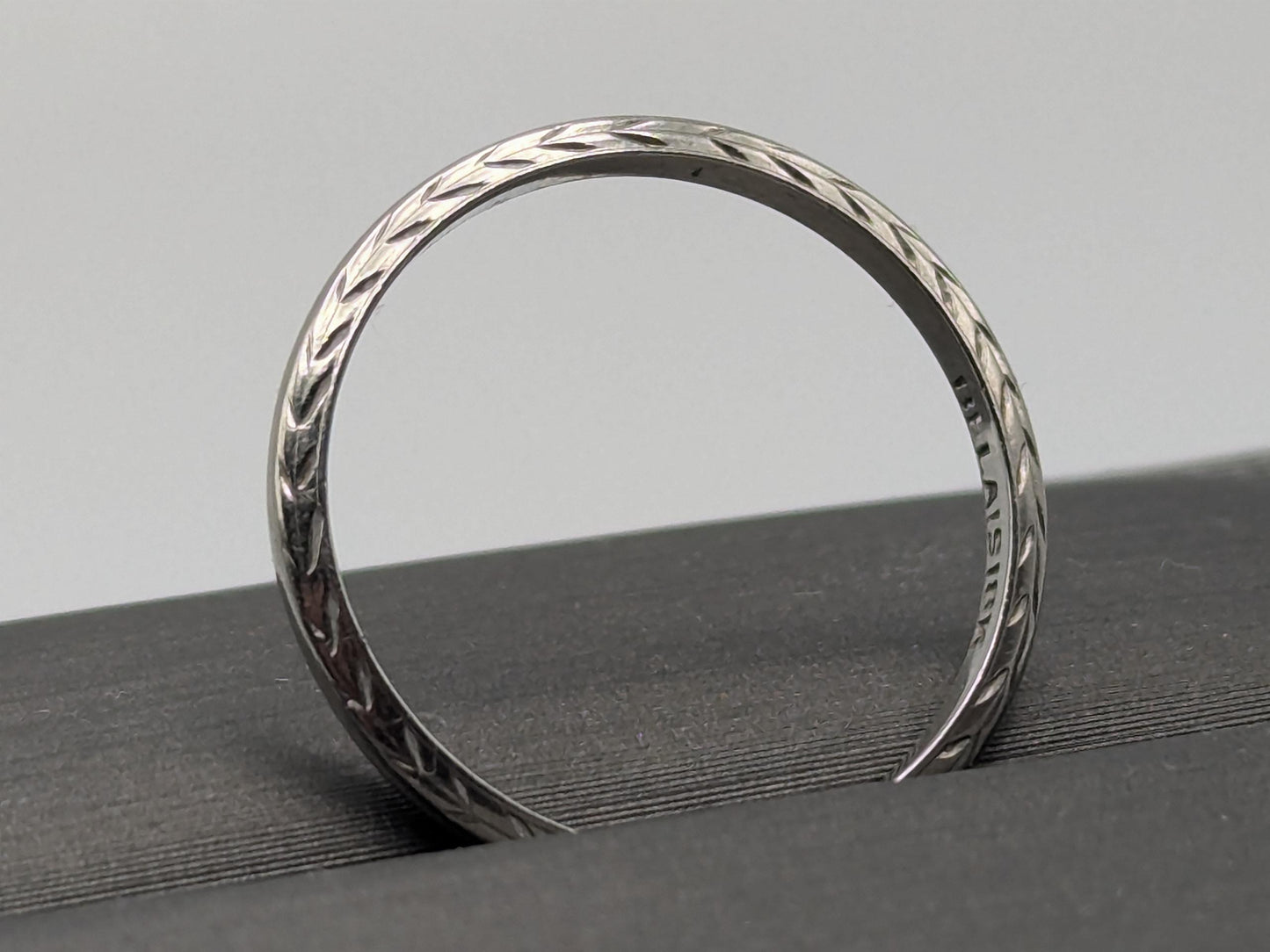 18k White Gold Etched Edge Wedding Ring Anniversary Ring