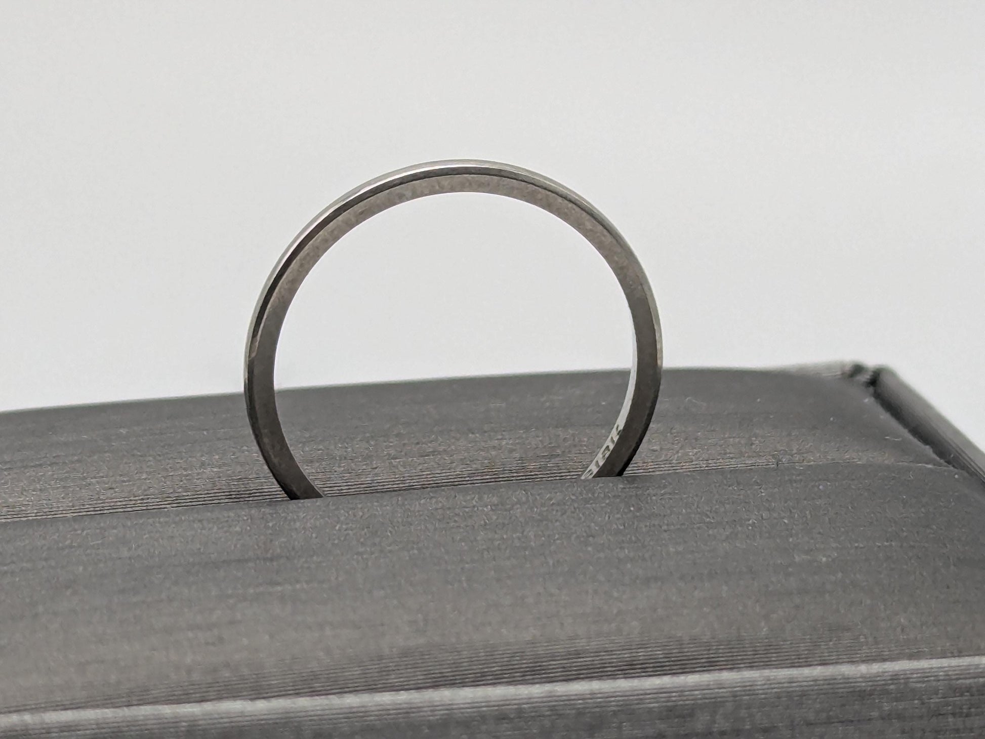 18k White Gold Etched Edge Wedding Ring Anniversary Ring