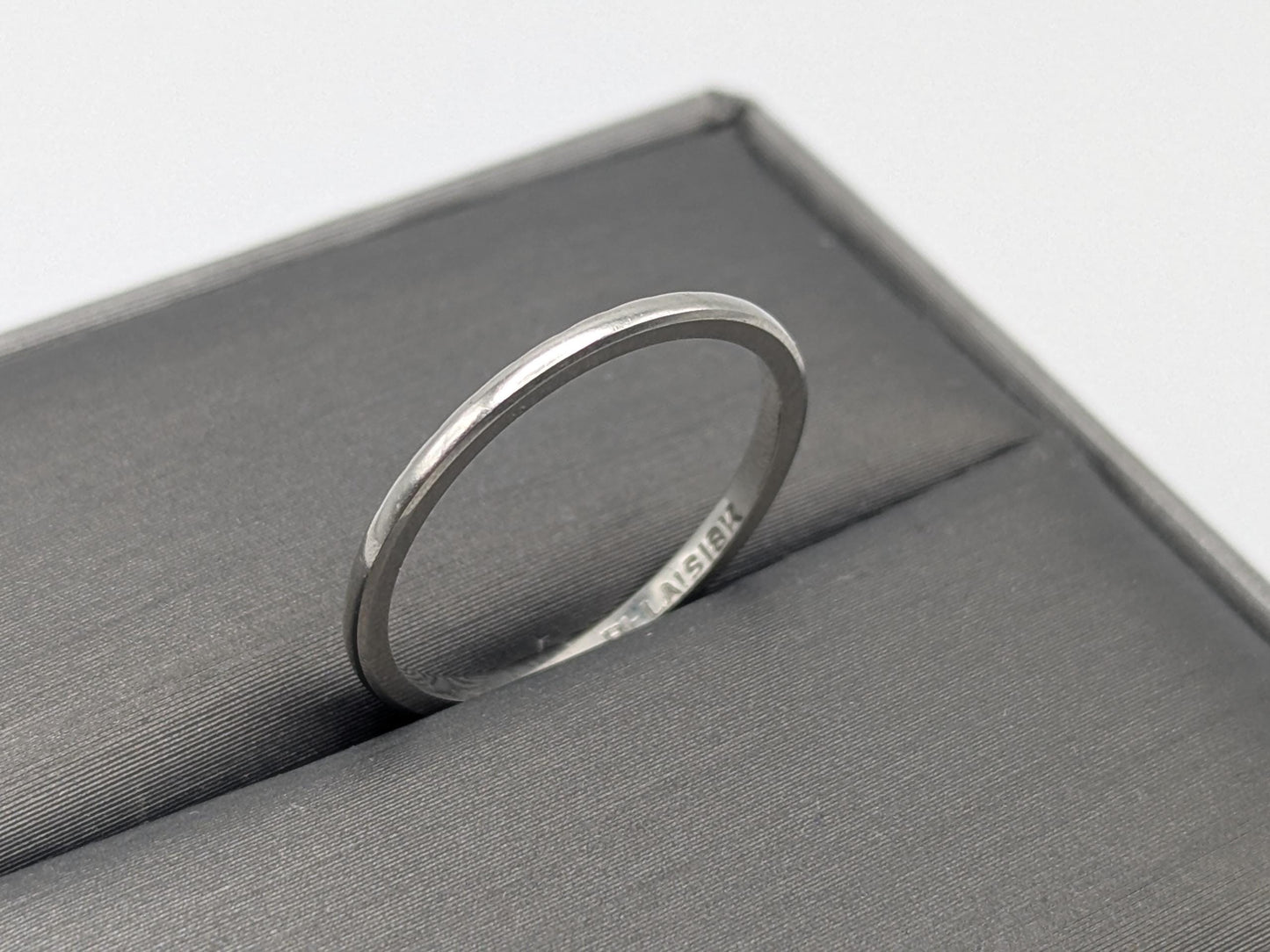 18k White Gold Etched Edge Wedding Ring Anniversary Ring