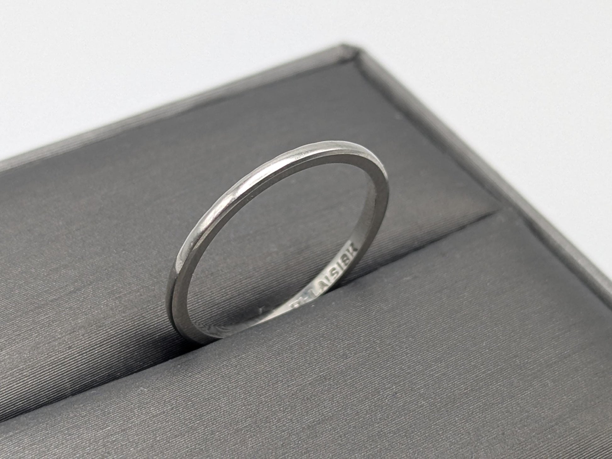 18k White Gold Etched Edge Wedding Ring Anniversary Ring