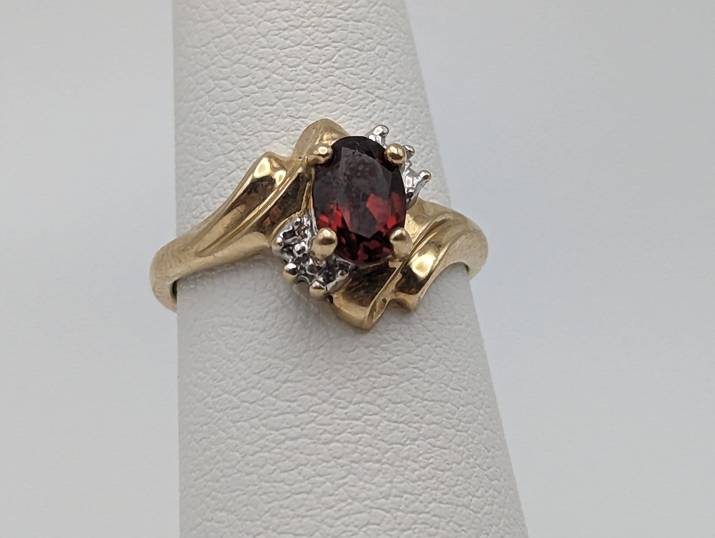 Vintage 10k Yellow Gold Garnet Diamond ring. 10k Garnet Diamond Engagement Band. 10k Solitaire Garnet Women Romance band