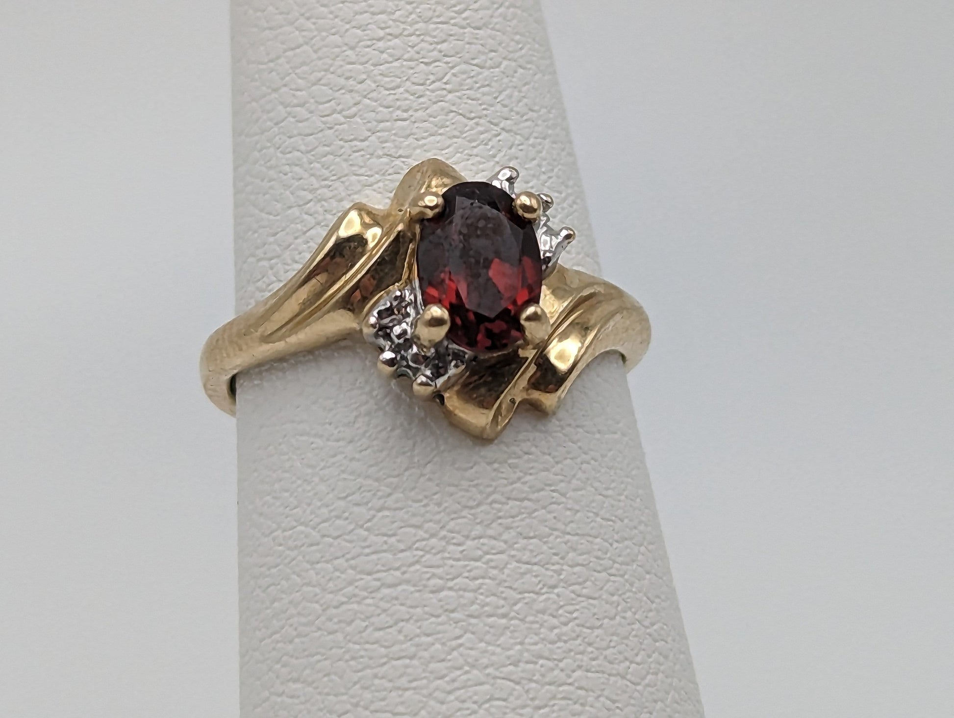 Vintage 10k Yellow Gold Garnet Diamond ring. 10k Garnet Diamond Engagement Band. 10k Solitaire Garnet Women Romance band