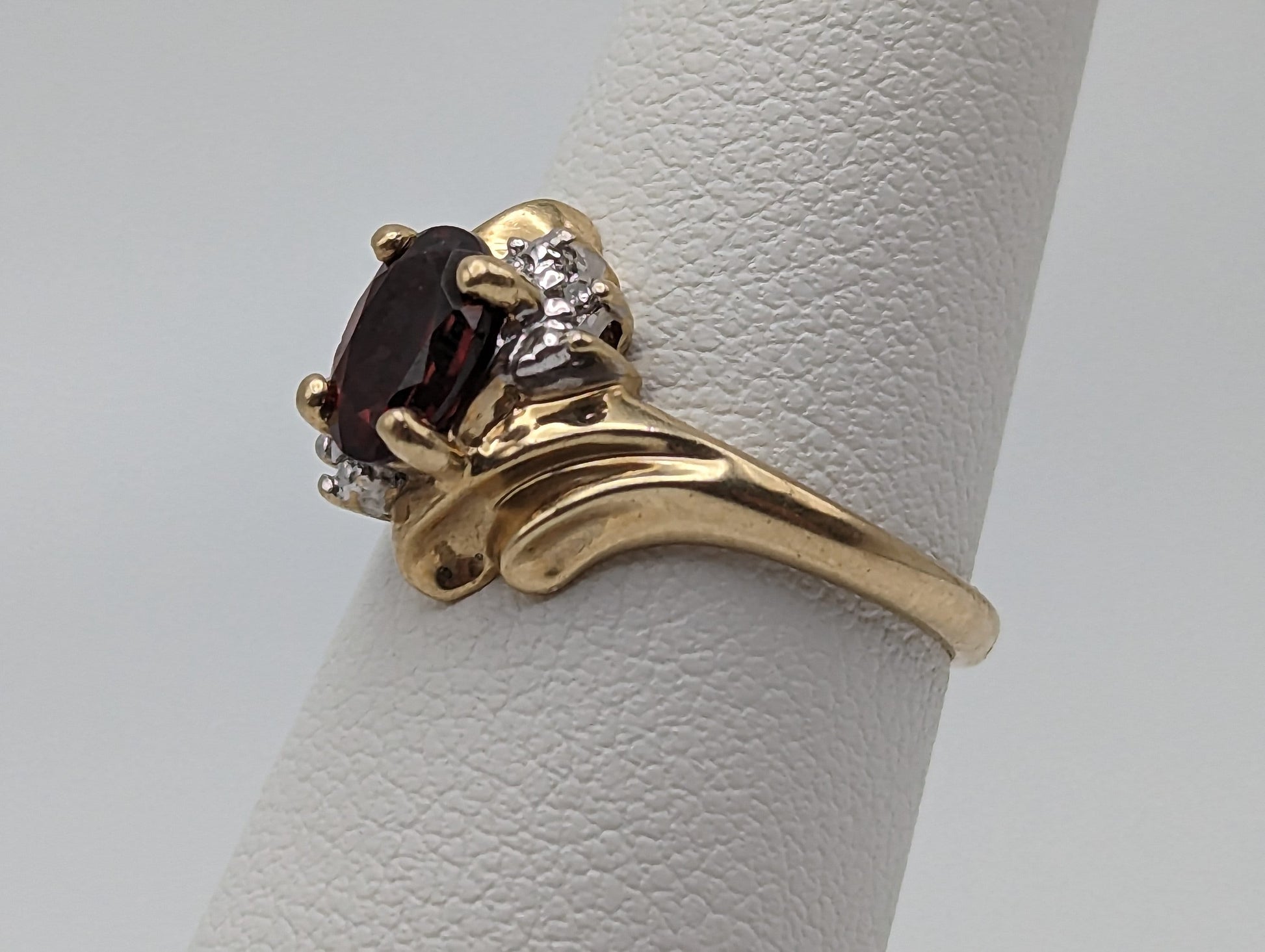 Vintage 10k Yellow Gold Garnet Diamond ring. 10k Garnet Diamond Engagement Band. 10k Solitaire Garnet Women Romance band