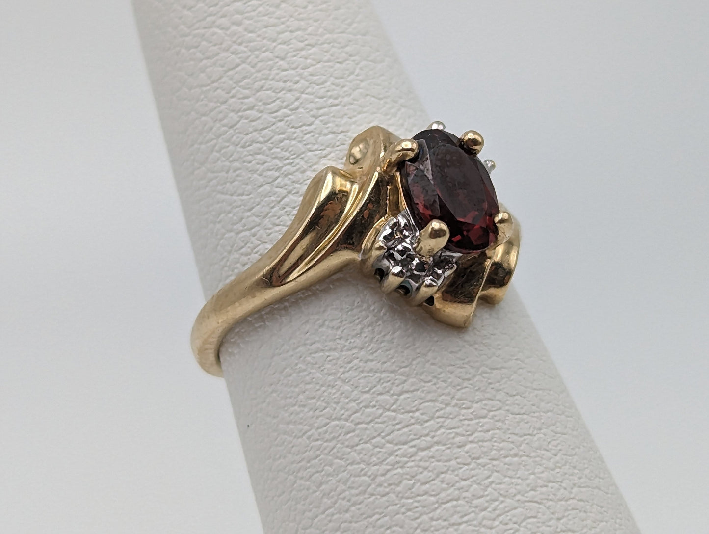 Vintage 10k Yellow Gold Garnet Diamond ring. 10k Garnet Diamond Engagement Band. 10k Solitaire Garnet Women Romance band