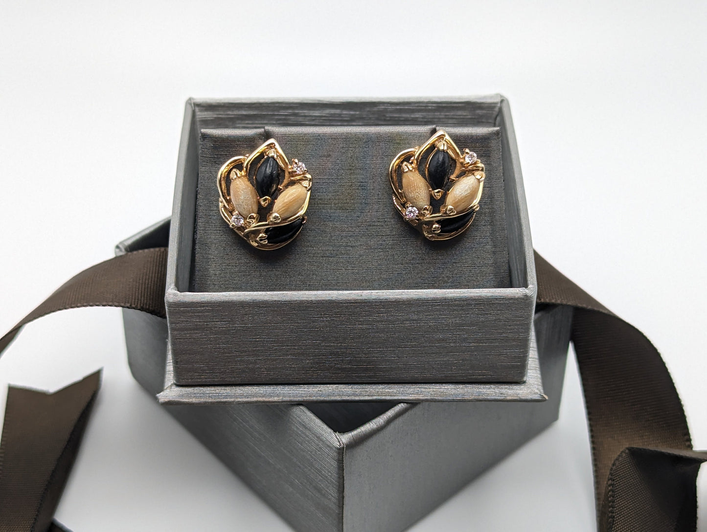 Vintage Unique 14k Yellow Gold Black Onyx & Wood Jasper Wheat Earrings. Multi Gem 14k Yellow Gold Wheat Earrings.