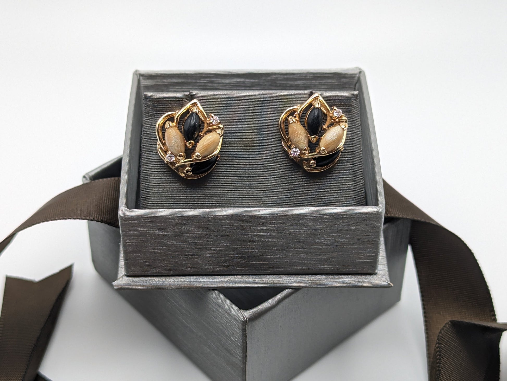 Vintage Unique 14k Yellow Gold Black Onyx & Wood Jasper Wheat Earrings. Multi Gem 14k Yellow Gold Wheat Earrings.