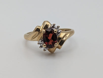 Vintage 10k Yellow Gold Garnet Diamond ring. 10k Garnet Diamond Engagement Band. 10k Solitaire Garnet Women Romance band