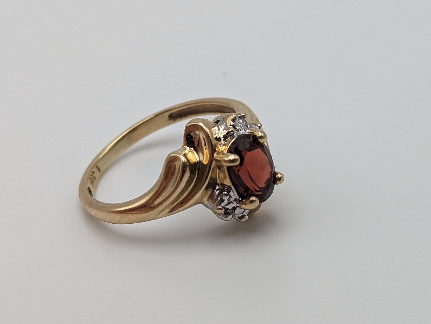 Vintage 10k Yellow Gold Garnet Diamond ring. 10k Garnet Diamond Engagement Band. 10k Solitaire Garnet Women Romance band