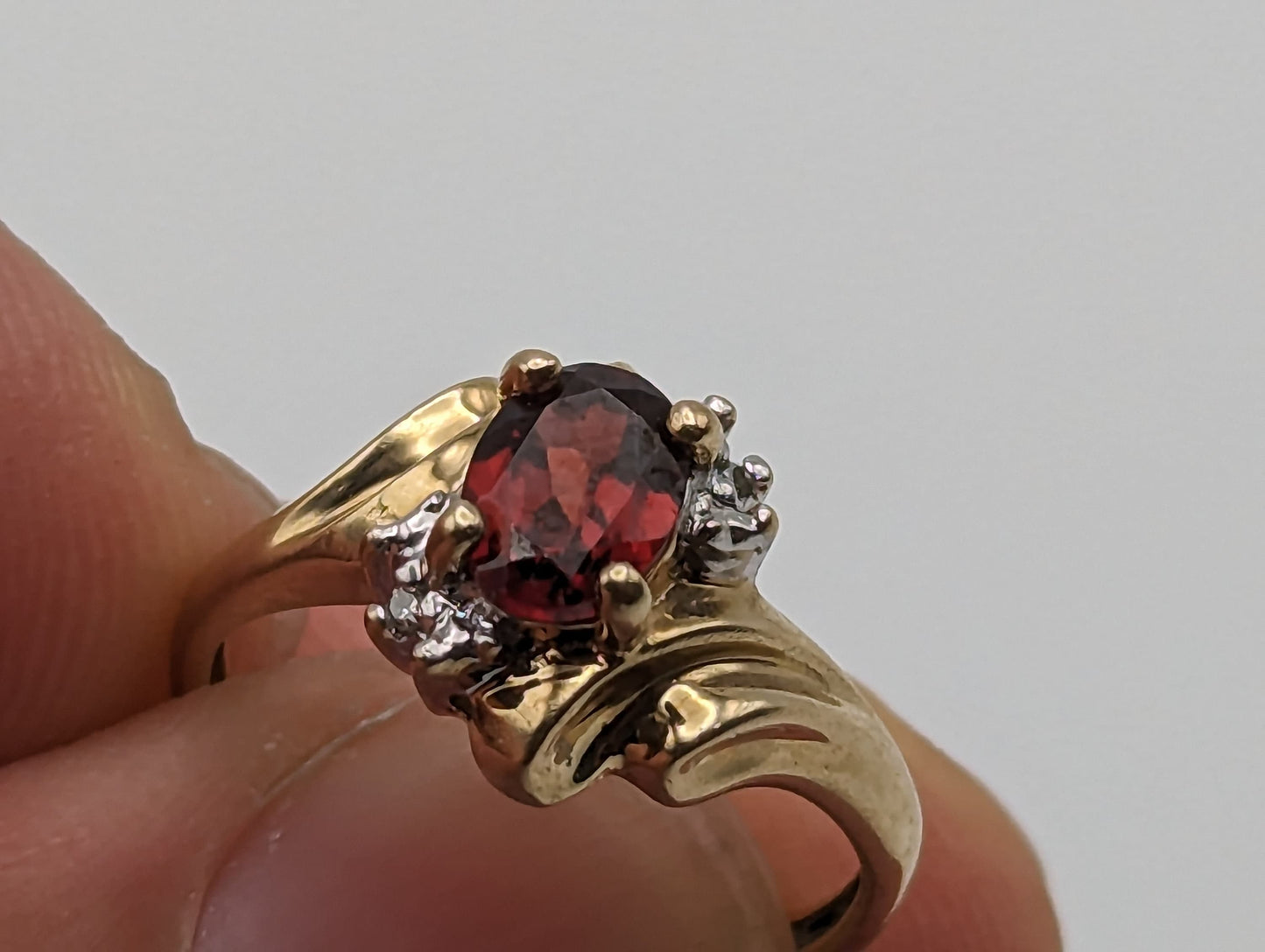 Vintage 10k Yellow Gold Garnet Diamond ring. 10k Garnet Diamond Engagement Band. 10k Solitaire Garnet Women Romance band