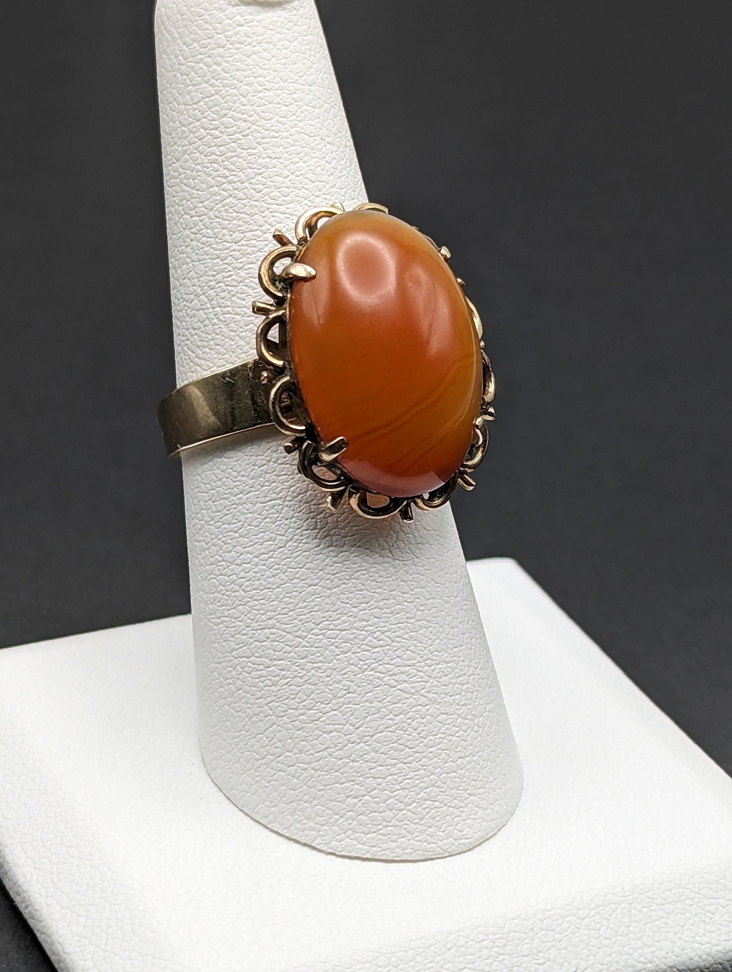 Vintage Yellow Gold Carnelian Ring. 10k Ladies Vintage Yellow Gold Large Carnelian Ring. Oval Shape Carnelian Dinner Ring.