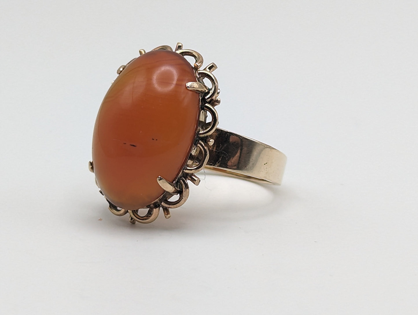 Vintage Yellow Gold Carnelian Ring. 10k Ladies Vintage Yellow Gold Large Carnelian Ring. Oval Shape Carnelian Dinner Ring.