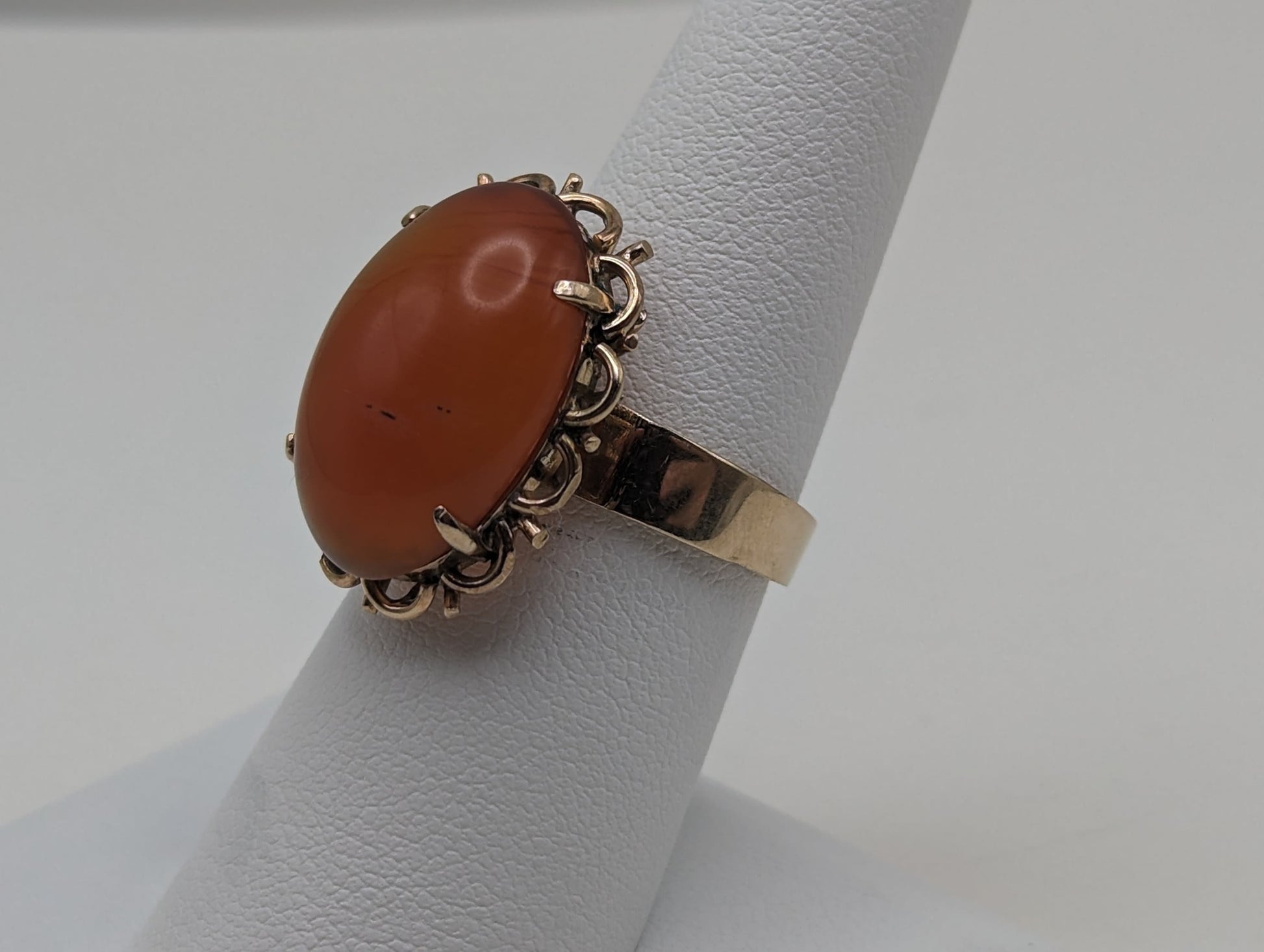 Vintage Yellow Gold Carnelian Ring. 10k Ladies Vintage Yellow Gold Large Carnelian Ring. Oval Shape Carnelian Dinner Ring.