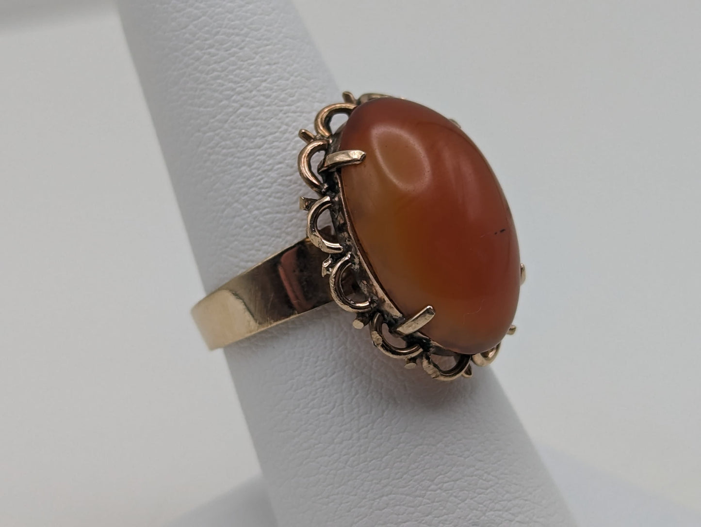 Vintage Yellow Gold Carnelian Ring. 10k Ladies Vintage Yellow Gold Large Carnelian Ring. Oval Shape Carnelian Dinner Ring.