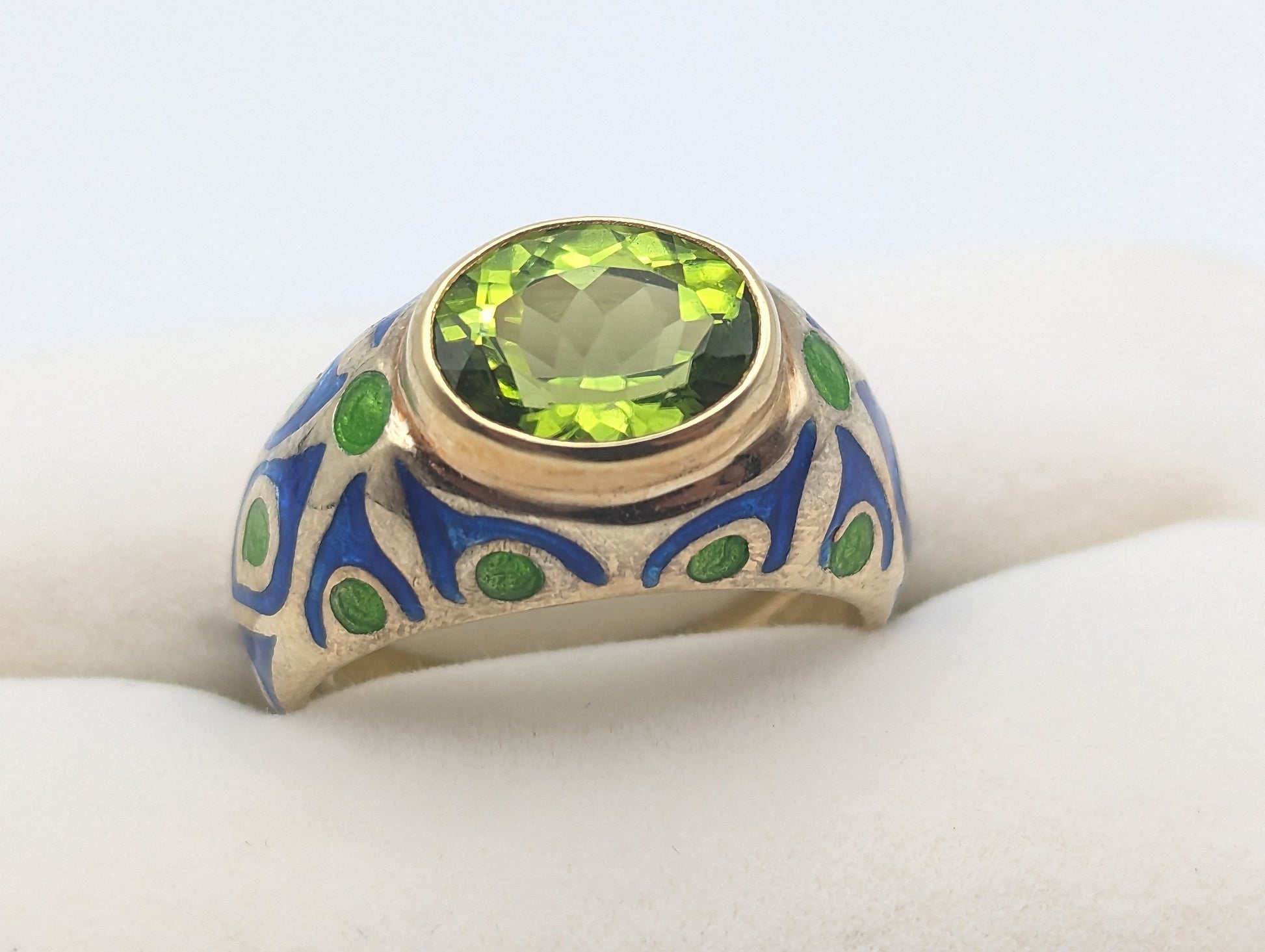 Heavy 7gr 14k Yellow Gold Oval Cut Bezel Set Peridot Ring with Blue and Green Enamel. 14k Half Dome Peridot Ring. Bezel Set Peridot Ring.