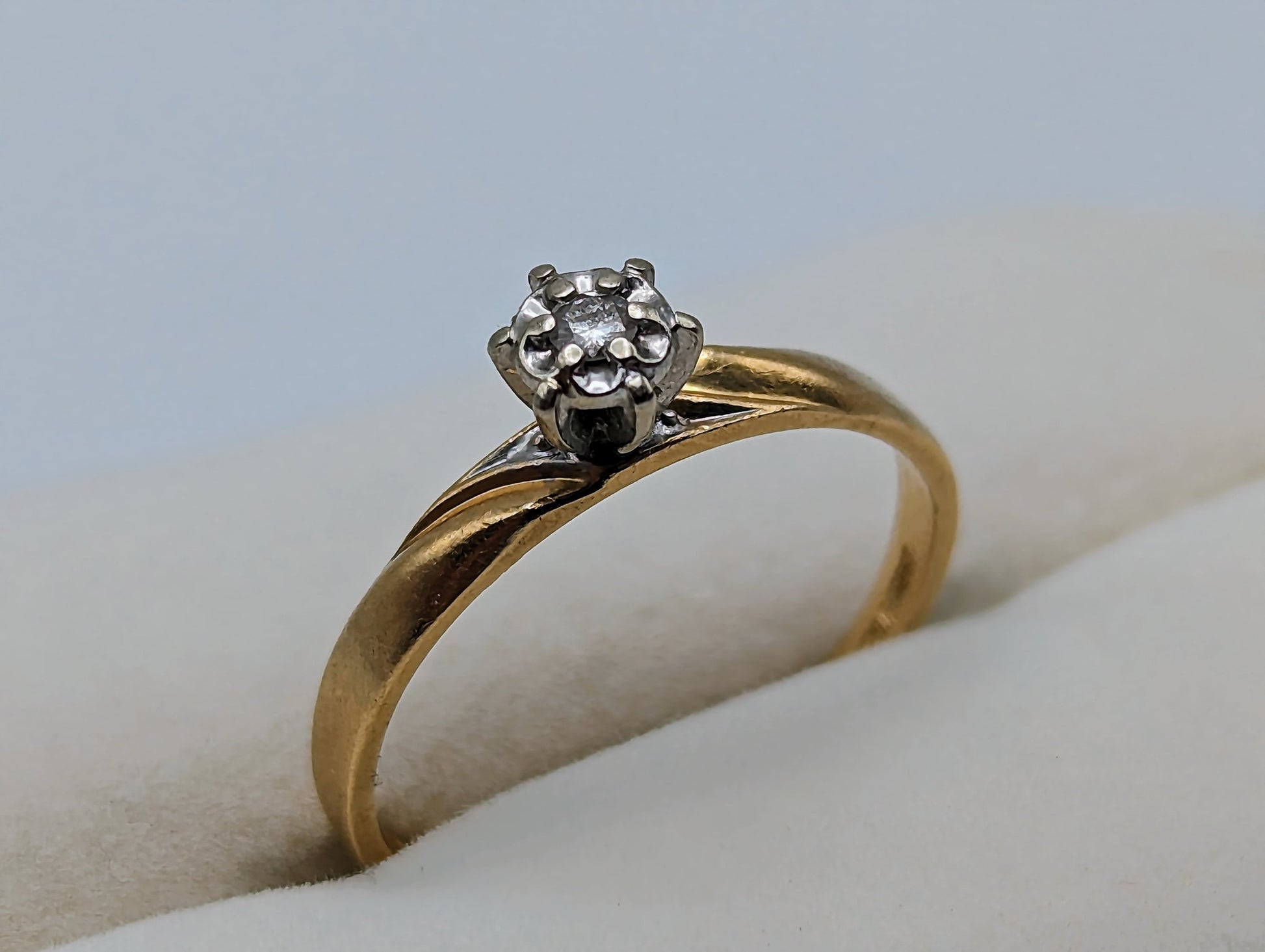 Vintage 14k Style Crest Diamond Solitaire Ring. 14k Yellow Gold Diamond Engagement Ring. 14k Style Crest Diamond Ring. Diamond Wedding Ring