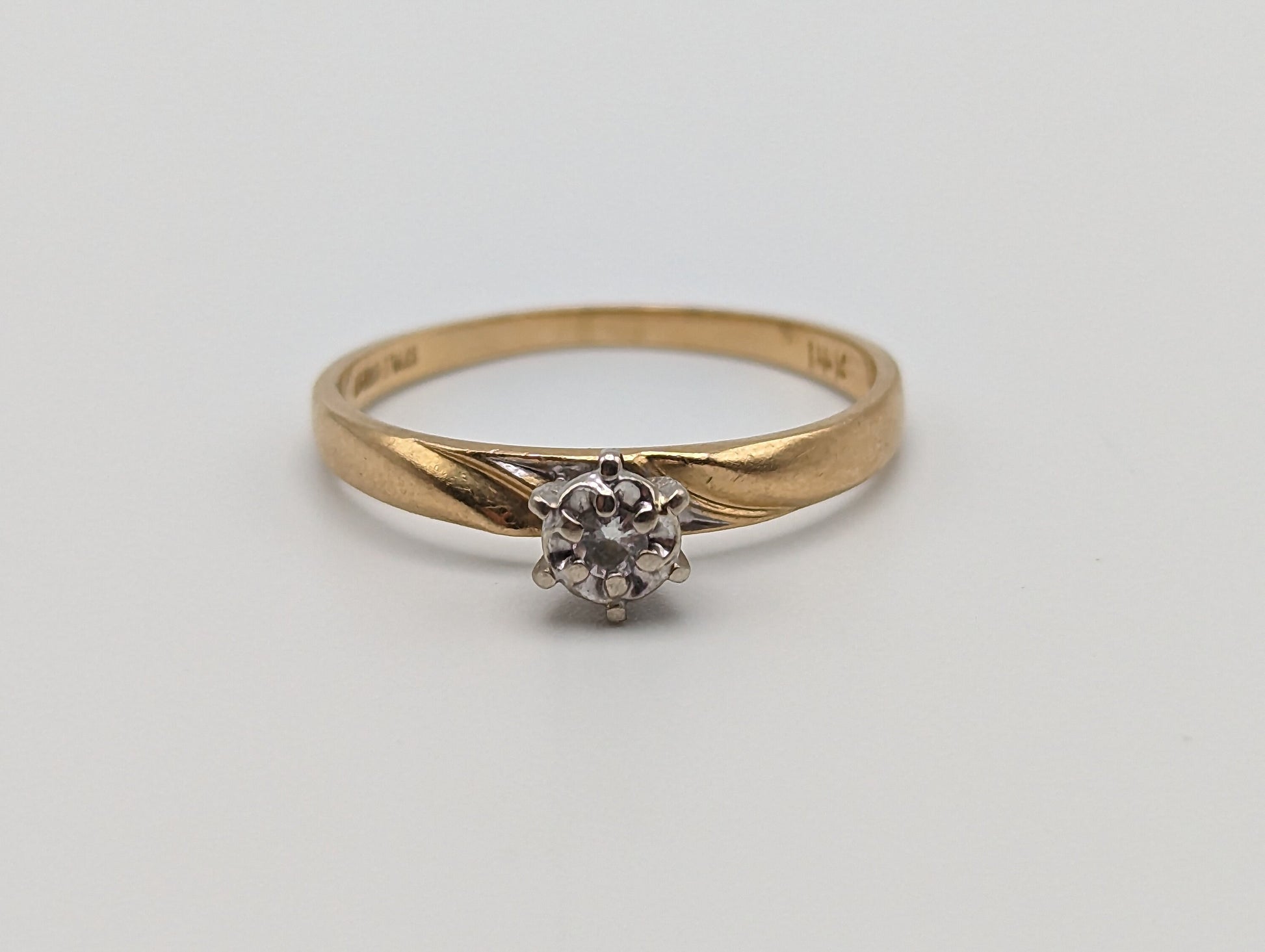 Vintage 14k Style Crest Diamond Solitaire Ring. 14k Yellow Gold Diamond Engagement Ring. 14k Style Crest Diamond Ring. Diamond Wedding Ring