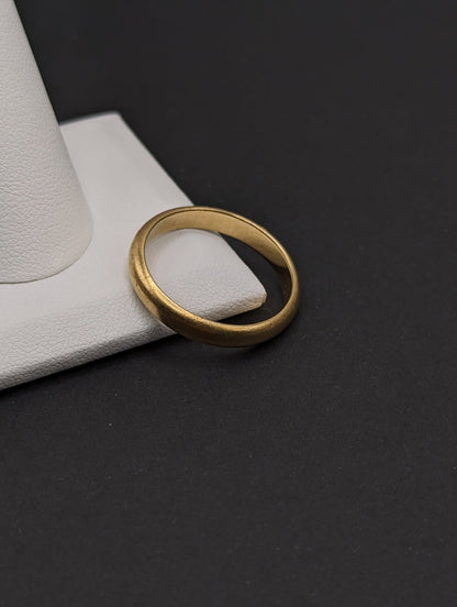 18k 5.8 gram Yellow Gold Wedding Band. Mens Comfort Fit Wedding Band. 18k Yellow Gold Anniversary Band. Band. Classic Gold Wedding Ring.