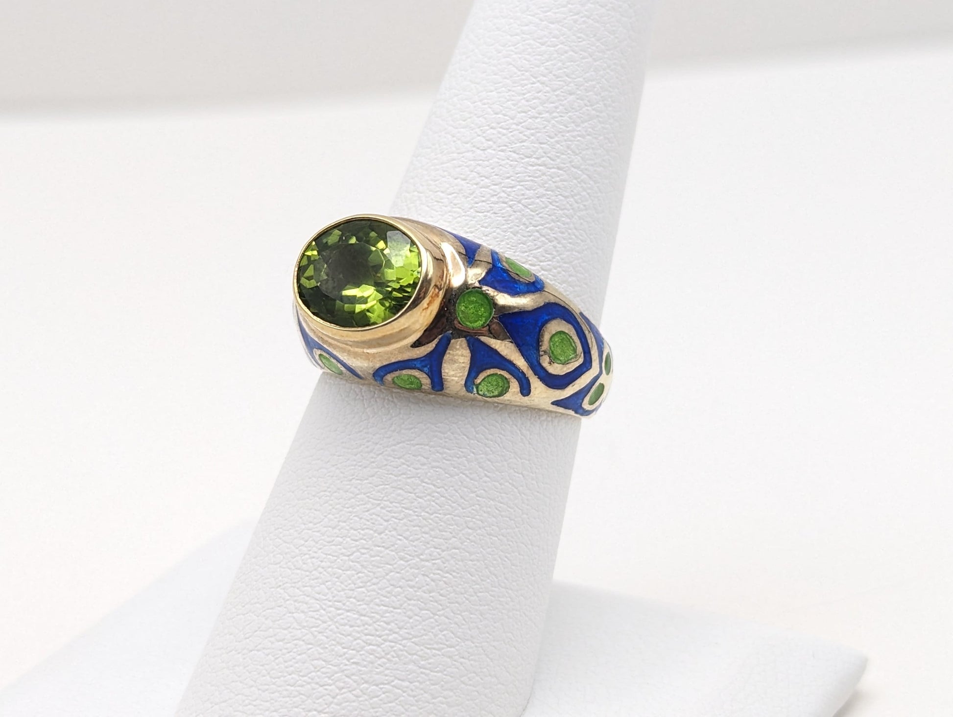 Heavy 7gr 14k Yellow Gold Oval Cut Bezel Set Peridot Ring with Blue and Green Enamel. 14k Half Dome Peridot Ring. Bezel Set Peridot Ring.