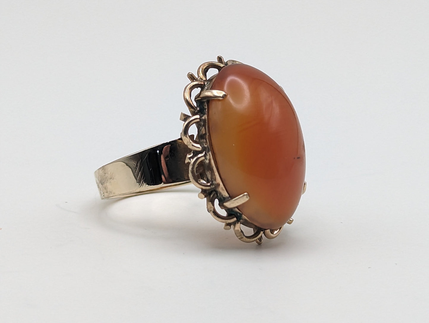 Vintage Yellow Gold Carnelian Ring. 10k Ladies Vintage Yellow Gold Large Carnelian Ring. Oval Shape Carnelian Dinner Ring.