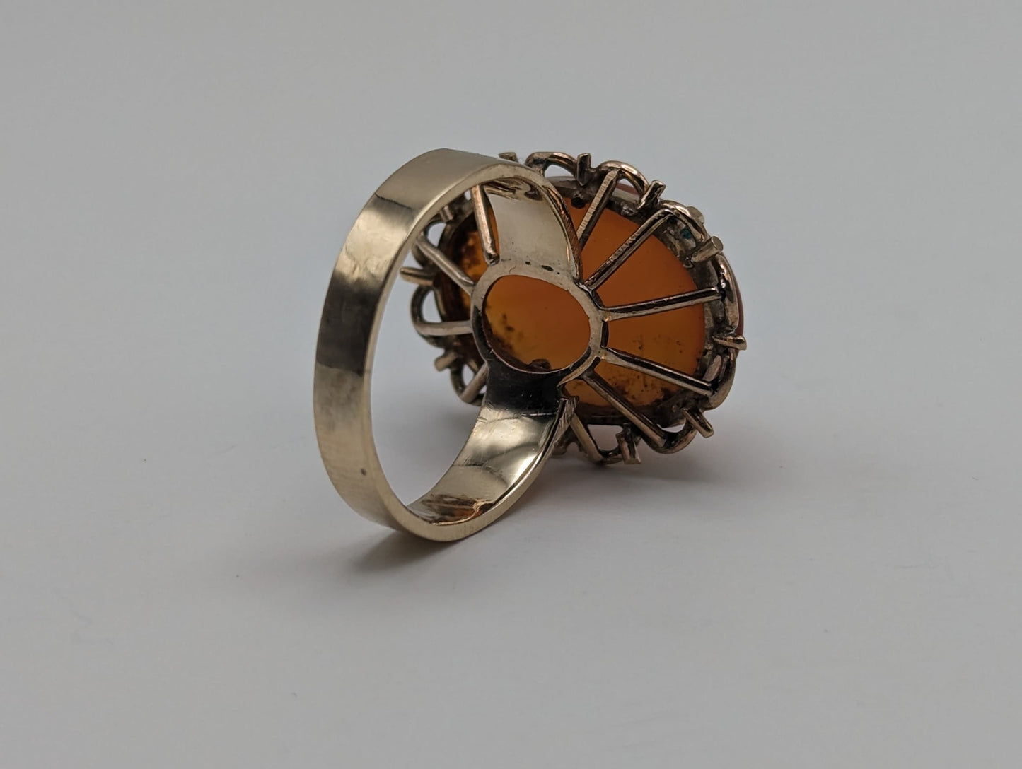 Vintage Yellow Gold Carnelian Ring. 10k Ladies Vintage Yellow Gold Large Carnelian Ring. Oval Shape Carnelian Dinner Ring.