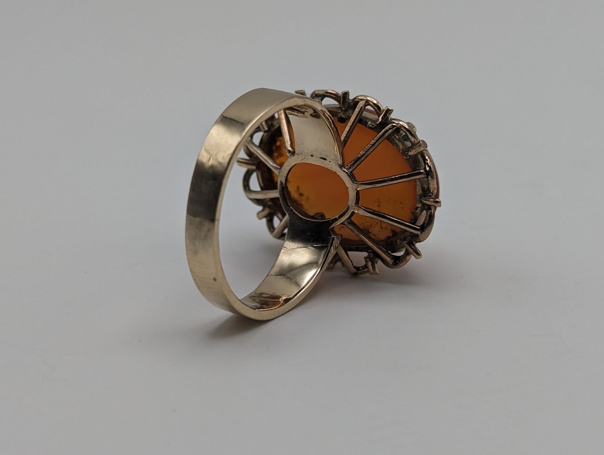 Vintage Yellow Gold Carnelian Ring. 10k Ladies Vintage Yellow Gold Large Carnelian Ring. Oval Shape Carnelian Dinner Ring.