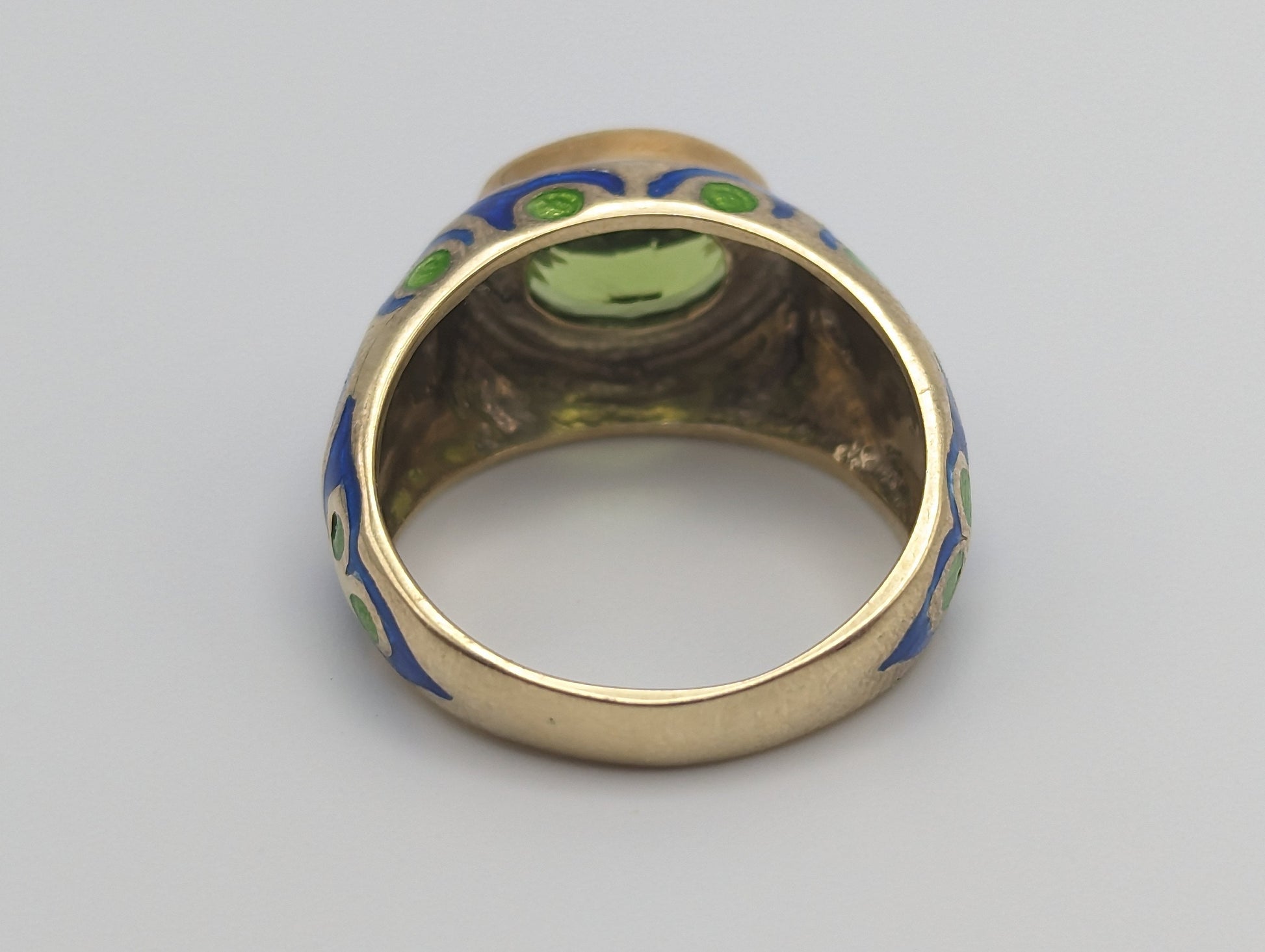 Heavy 7gr 14k Yellow Gold Oval Cut Bezel Set Peridot Ring with Blue and Green Enamel. 14k Half Dome Peridot Ring. Bezel Set Peridot Ring.