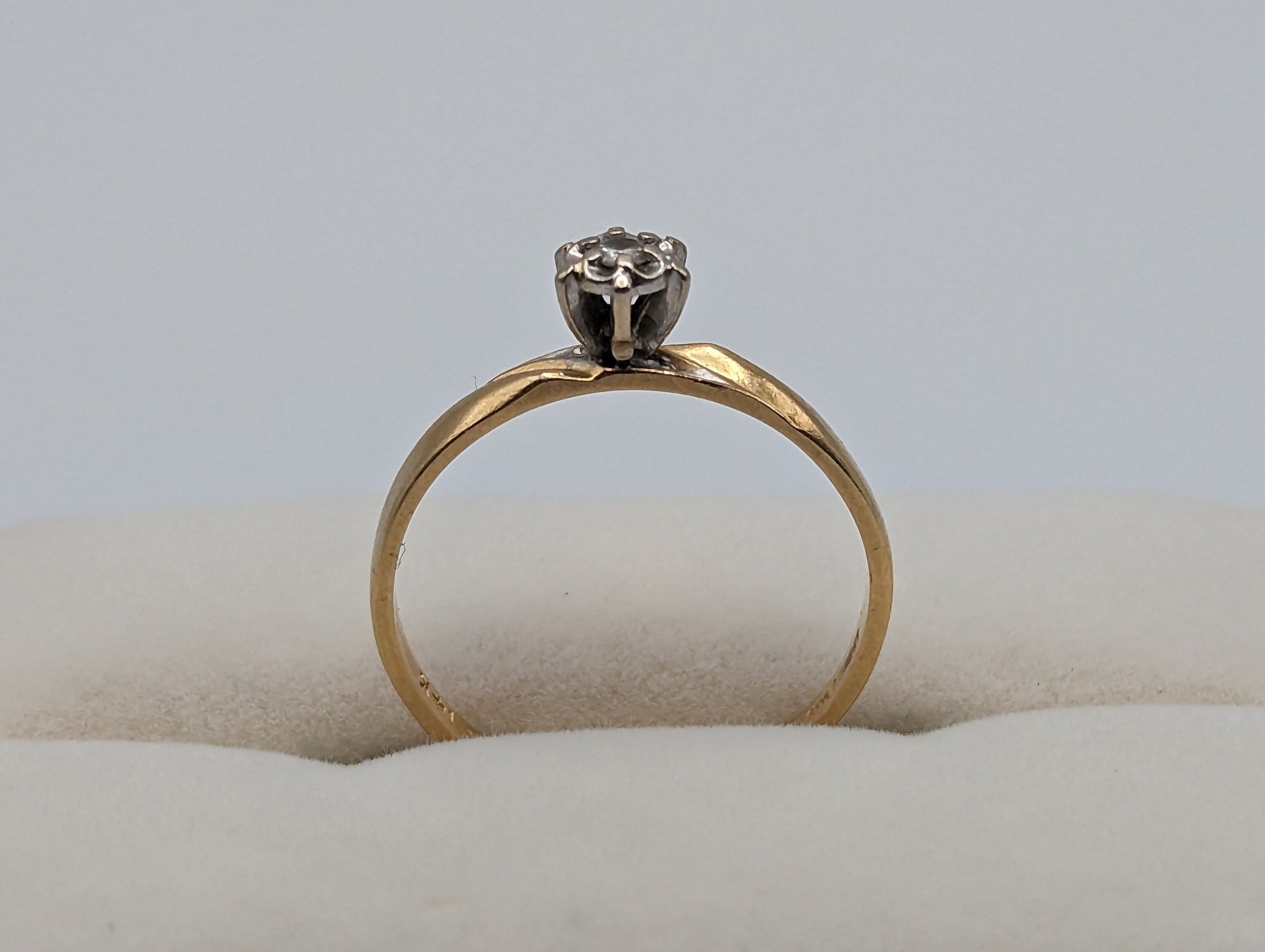 Vintage 14k Style Crest Diamond Solitaire Ring. 14k Yellow Gold Diamond Engagement Ring. 14k Style Crest Diamond Ring. Diamond Wedding Ring