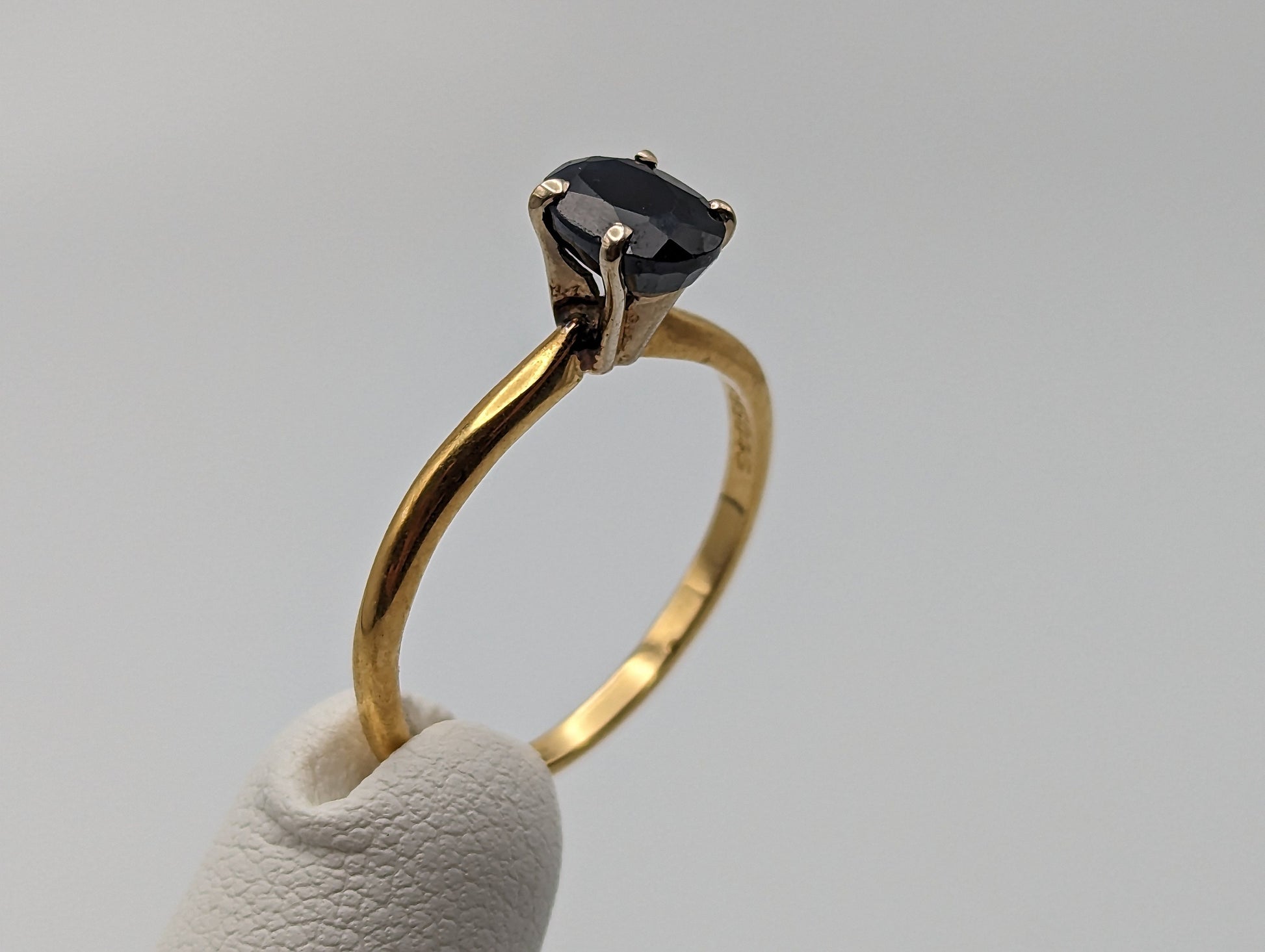 18k Yellow Gold Solitaire Blue Sapphire Engagement Ring. Vintage Sapphire Ring. 18K Oval Sapphire ring with Platinum Tiffany Mounting.