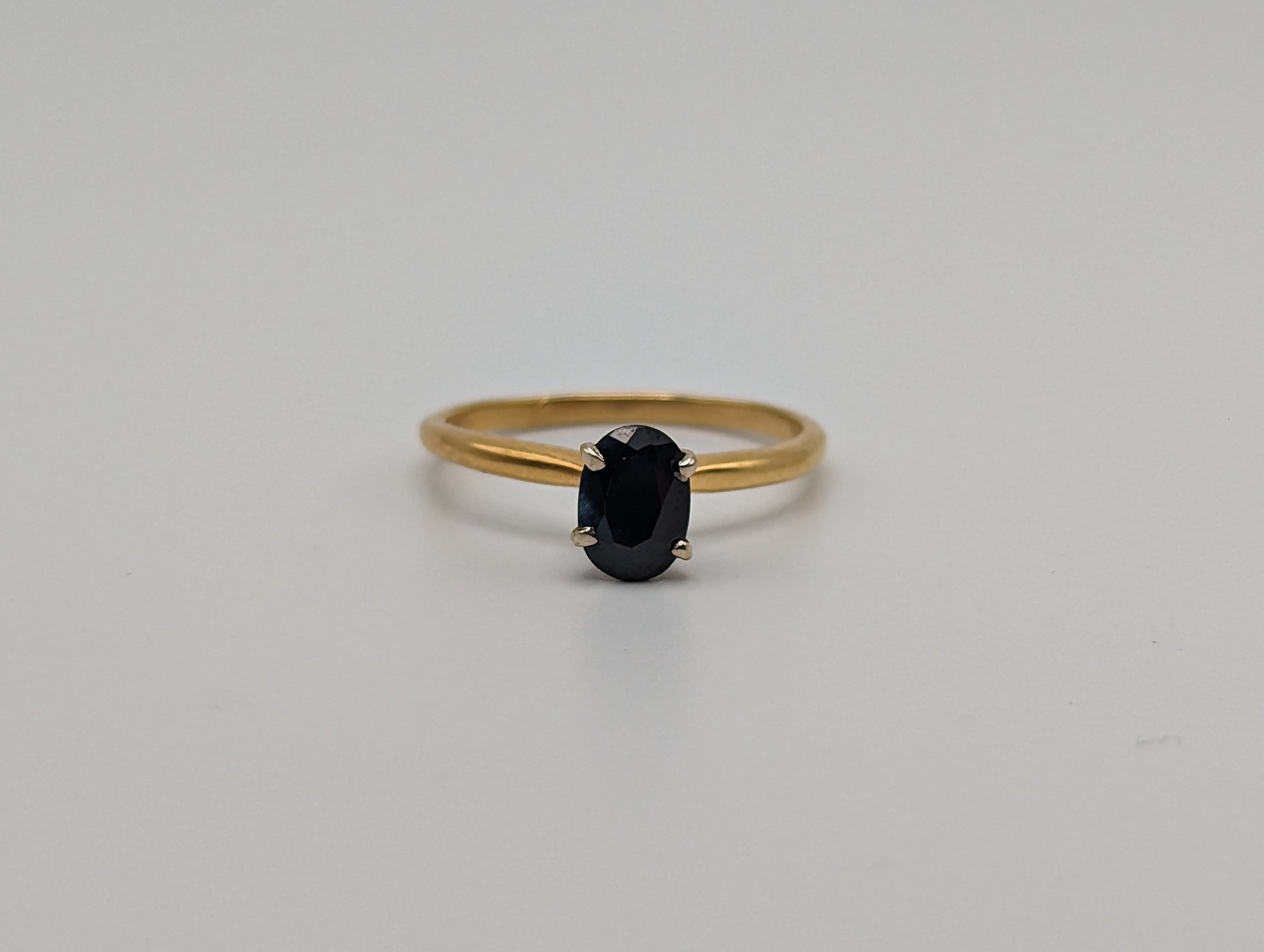 18k Yellow Gold Solitaire Blue Sapphire Engagement Ring. Vintage Sapphire Ring. 18K Oval Sapphire ring with Platinum Tiffany Mounting.