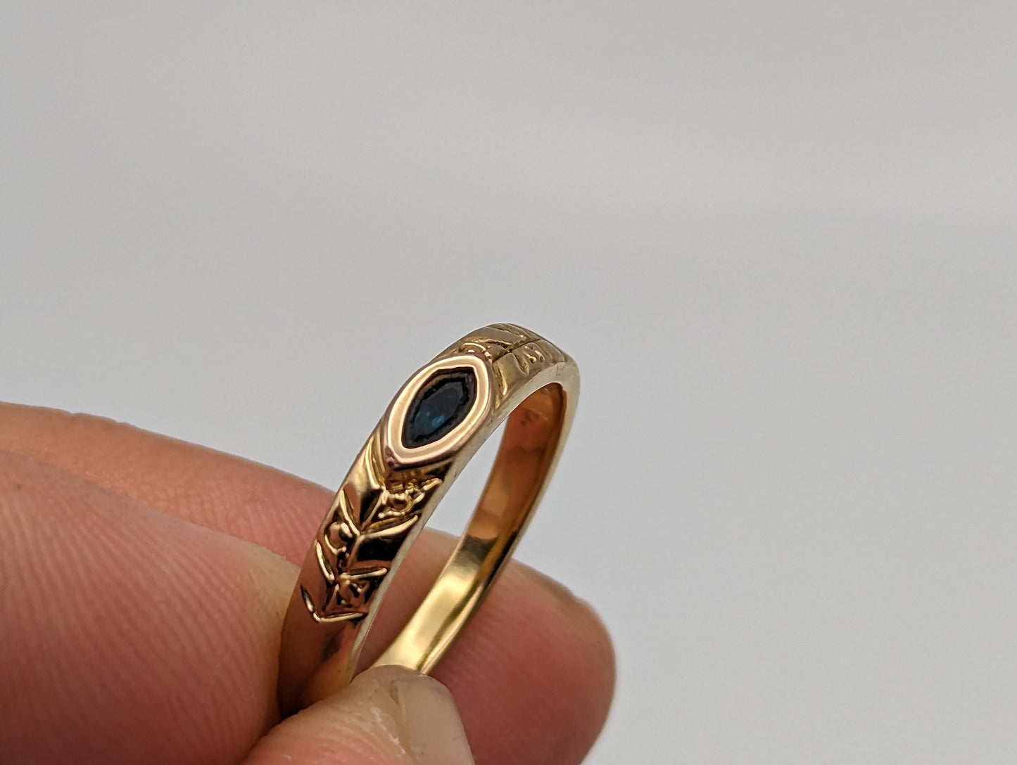 18k Yellow Gold Womens Tourmaline Ring. 18k Blue Tourmaline Ring. 18k Tourmaline Minimalist Ring. Yellow Gold Hand Design Tourmaline Ring.