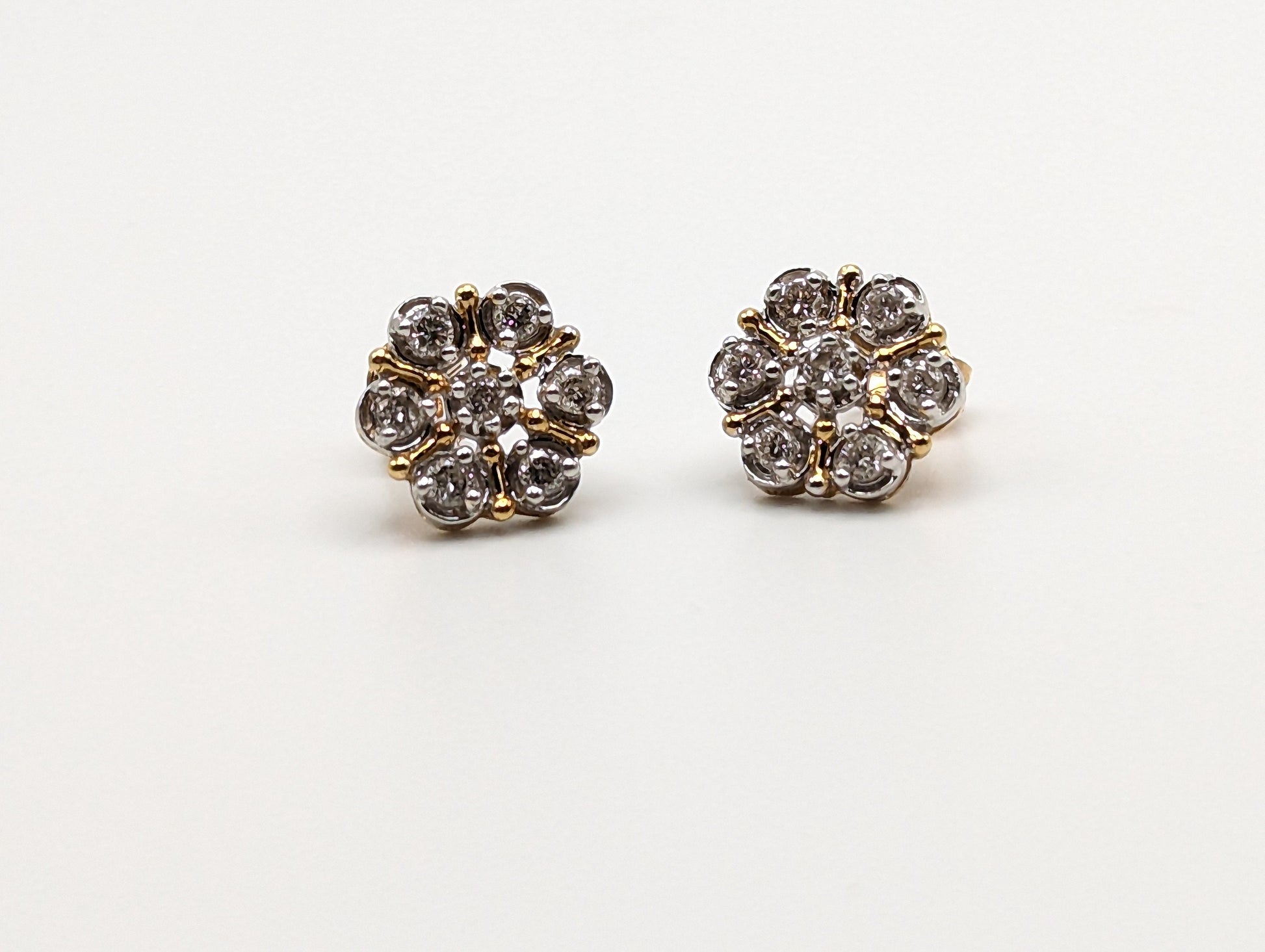 14k .70ctw Yellow Gold Diamond Daisy Earrings. 14k Daisy Studs. 14k Yellow Gold Flower Earrings. 14k Diamond Earrings.