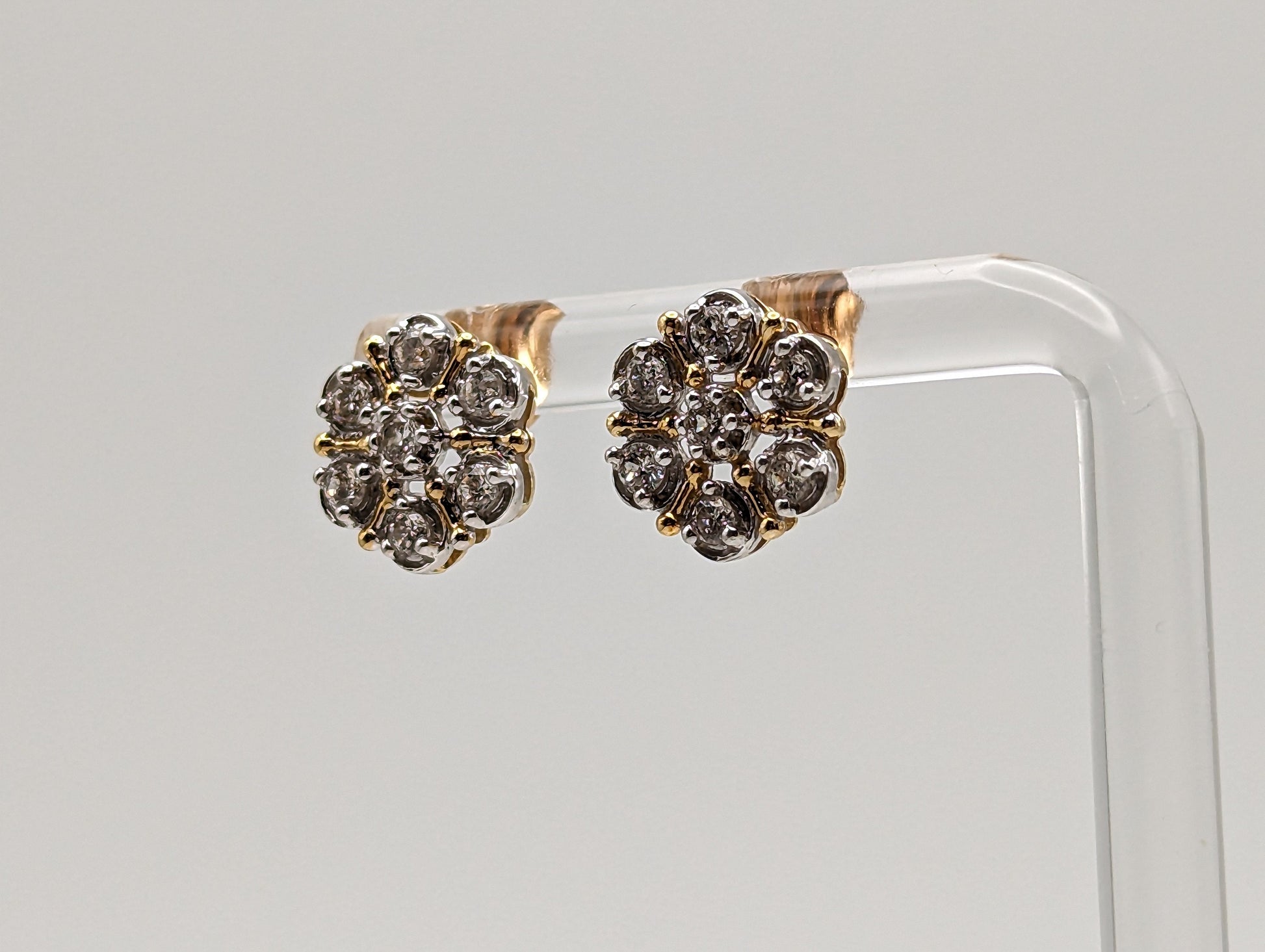 14k .70ctw Yellow Gold Diamond Daisy Earrings. 14k Daisy Studs. 14k Yellow Gold Flower Earrings. 14k Diamond Earrings.