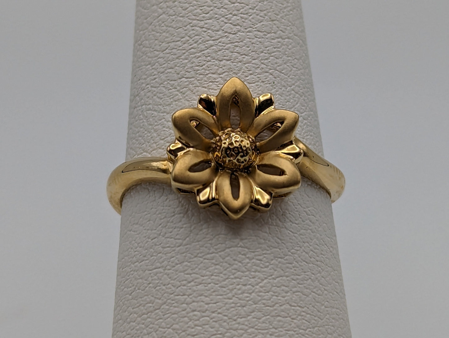 18k Yellow Gold Open Flower Ring. 18k Gold Daisy Ring. Flower Ring. 18k Rose Ring.