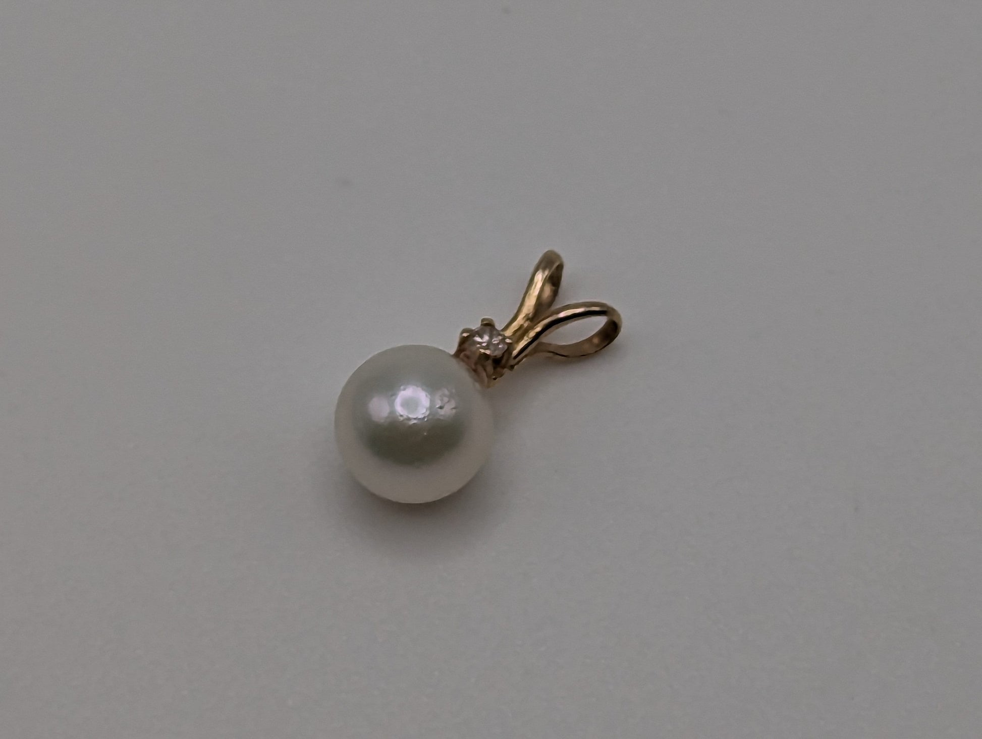 14k Yellow Gold Diamond Pearl Pendant. 14k Gold Diamond Pearl Pendant. 14k Womens Diamond Pearl Pendant + GF 16 " Complimentary Chain.