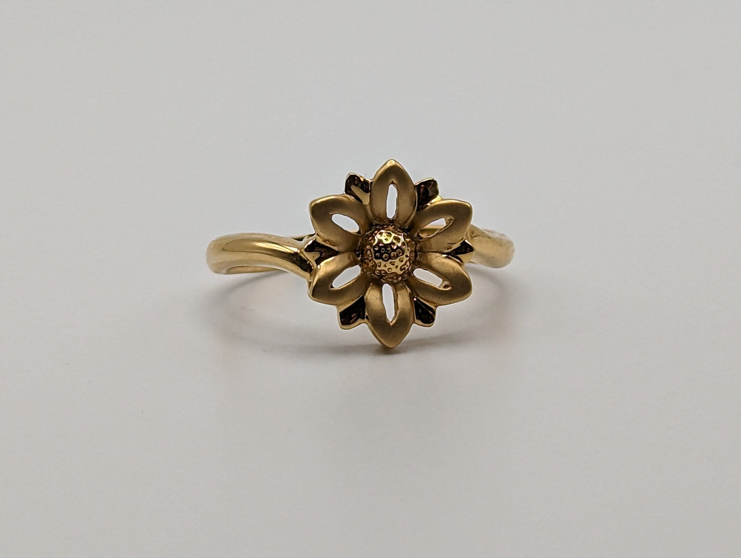 18k Yellow Gold Open Flower Ring. 18k Gold Daisy Ring. Flower Ring. 18k Rose Ring.