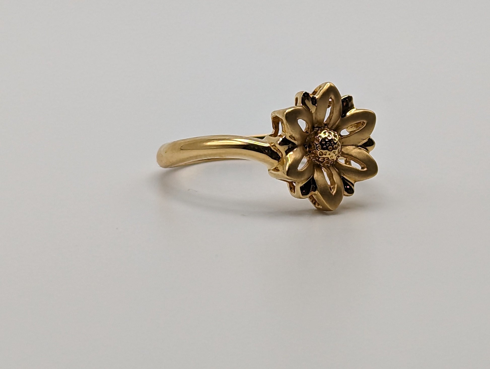 18k Yellow Gold Open Flower Ring. 18k Gold Daisy Ring. Flower Ring. 18k Rose Ring.