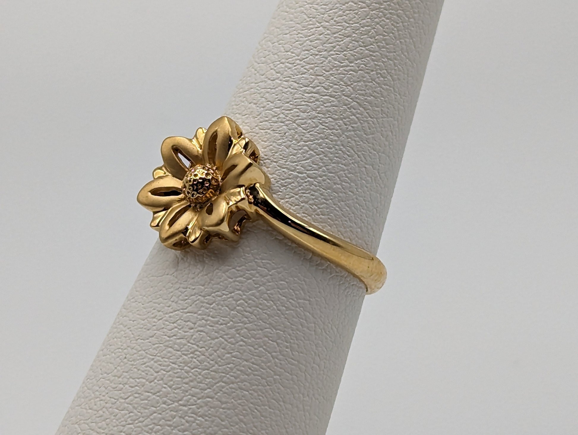 18k Yellow Gold Open Flower Ring. 18k Gold Daisy Ring. Flower Ring. 18k Rose Ring.