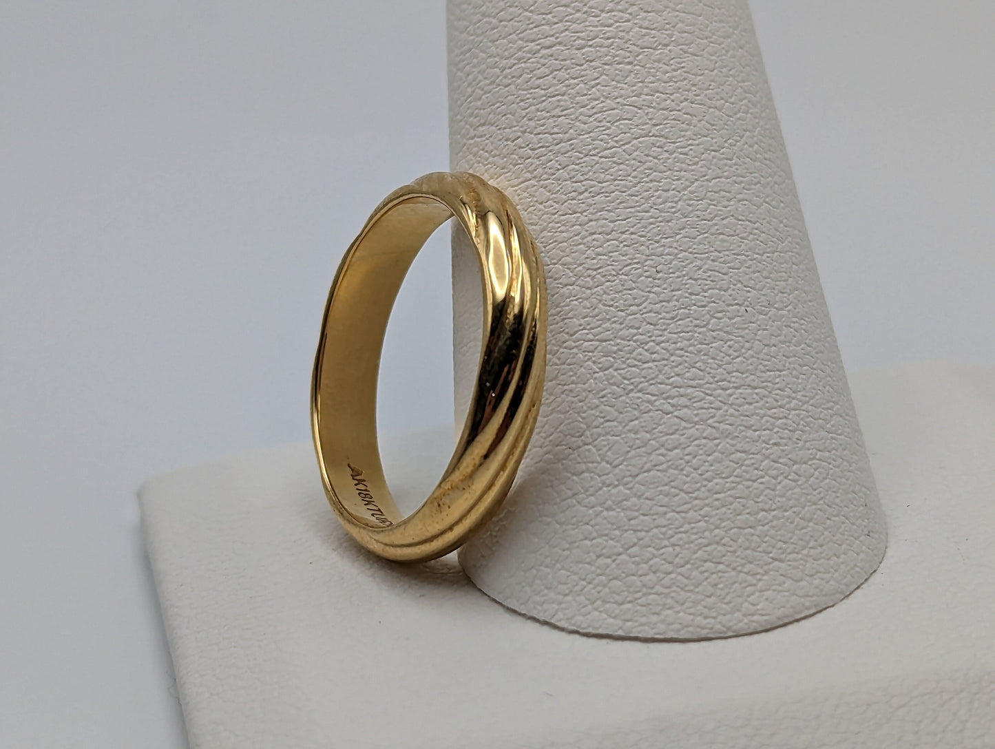 18k Yellow Gold 4mm Wide Wedding Band. Comfort Fit Wedding Band. 18k Yellow Gold Anniversary Band. Classic Gold Wedding Ring.